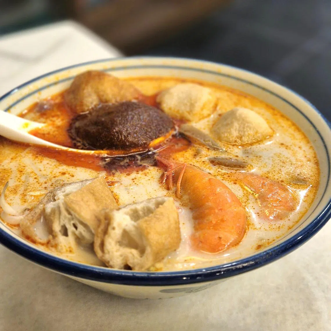 大南洋的白咖喱面汤汁香浓，配料丰富。（陈爱薇摄）