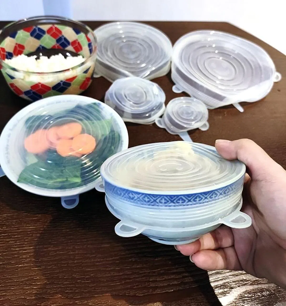 用可重复使用的硅胶碗套代替保鲜膜密封剩菜更加环保。（图/作者提供）