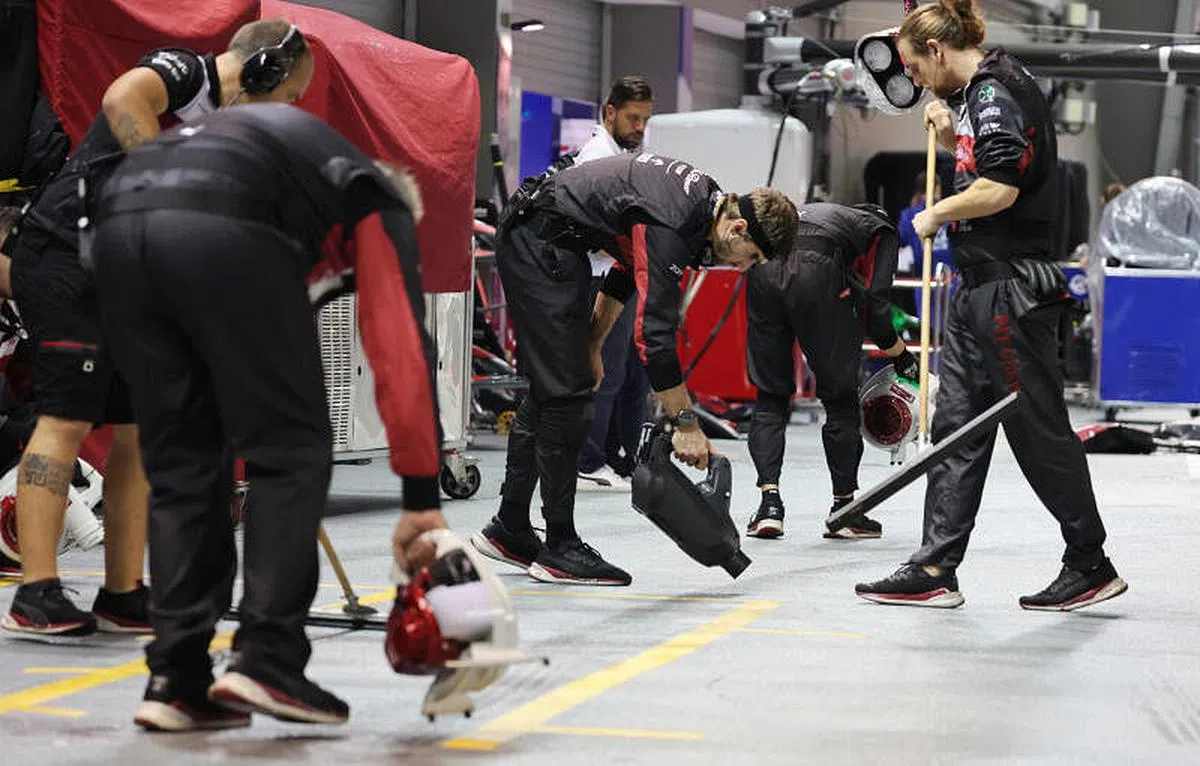 车队工作人员用各种方式清除维修站内的积水。（张思庆摄）