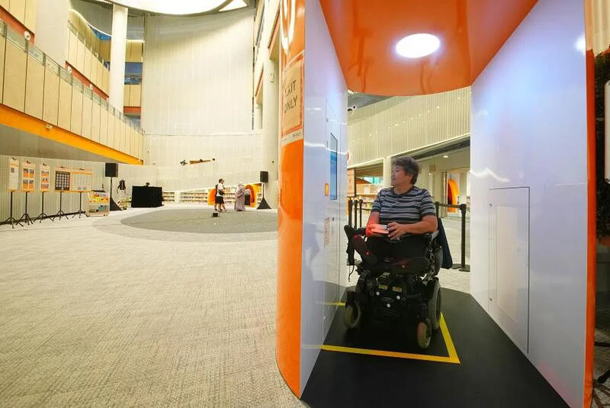 榜鹅区域图书馆也设有自动化借阅系统“随借即行”，轮椅使用者只须拿着要借阅的书到特设的智能通道，系统便会感应手中的书，当他们扫描了图书馆应用或会员证后，就能完成借阅程序。（谢智扬摄）