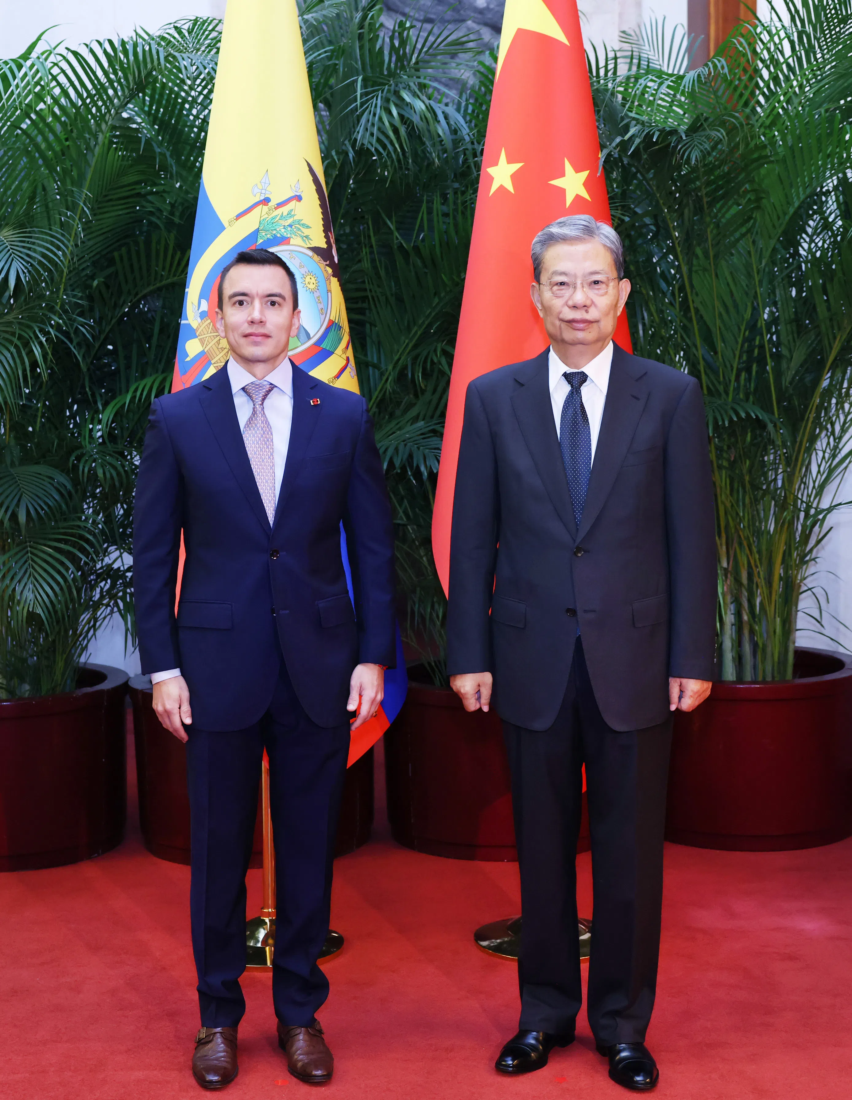 中国全国人大常委会委员长赵乐际（右）星期三（8月19日）上午在北京人民大会堂会见访华的南美洲国家厄瓜多尔总统诺沃亚（Daniel Noboa）。（新华社）
