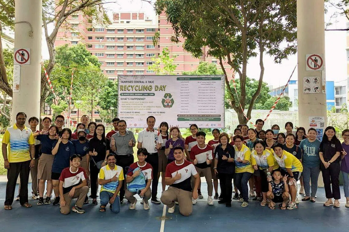 永续发展与环境部兼人力部高级政务部长许宝琨医生（第二排，左七）与师生以及社区工作人员合照。（淡滨尼美廉初级学院提供）