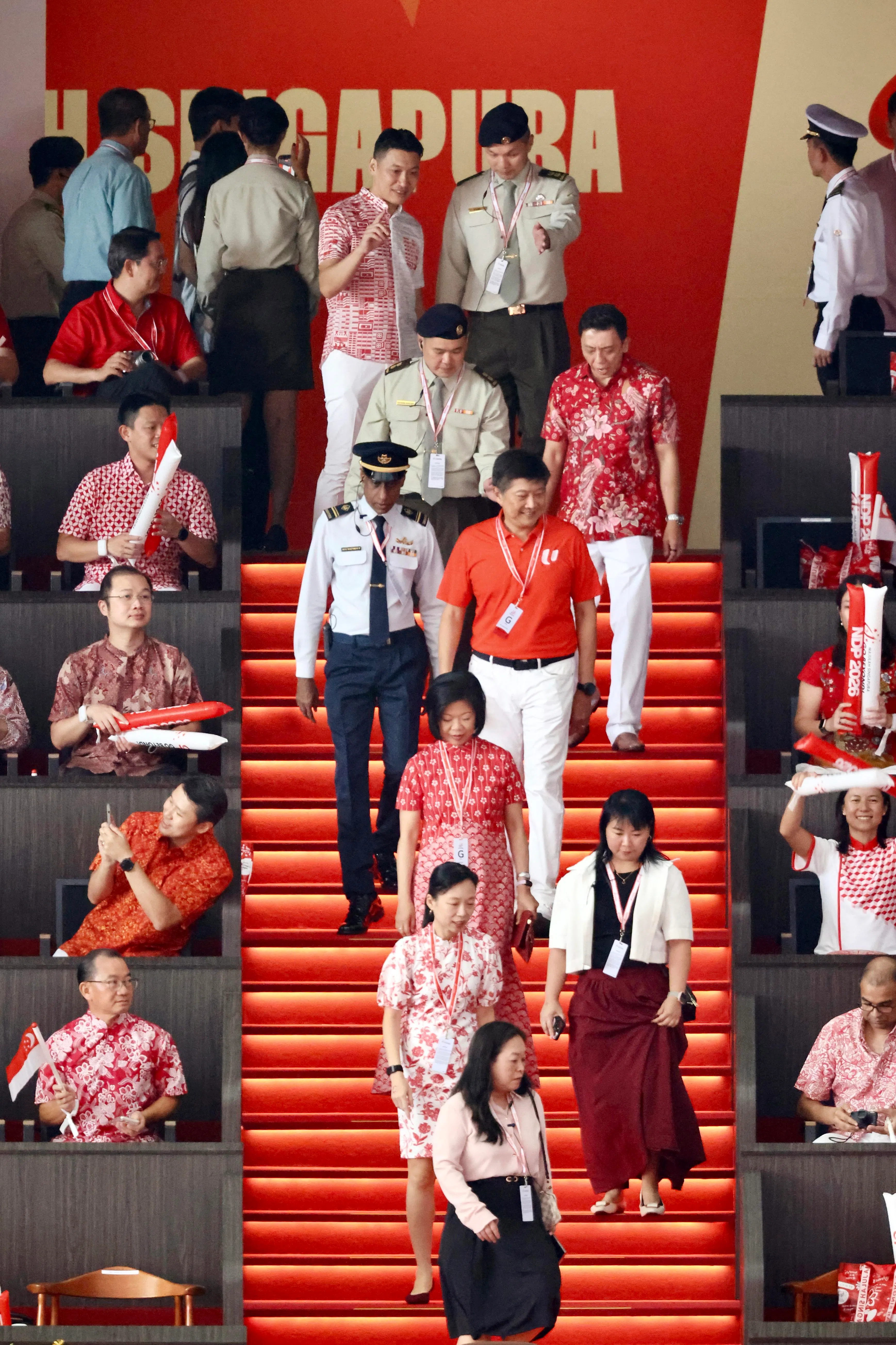 步入贵宾席的新晋政务官，包括（阶梯上从上到下）文化、社区及青年部长兼教育部第二部长梁振伟、交通部长兼财政部第二部长的萧振祥、总理公署部长黄志明、内政部兼外交部第二部长沈颖，以及人力部代部长兼数码发展及新闻部高级政务部长刘洁敏。（邝启聪摄）