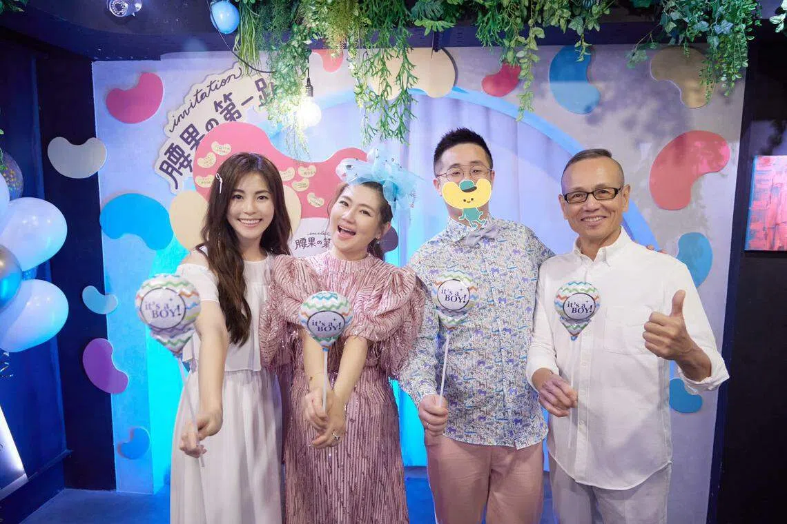 Selina和妹妹，男友小徐和任爸在“小腰果”的第一个派对合照。（Selina脸书）