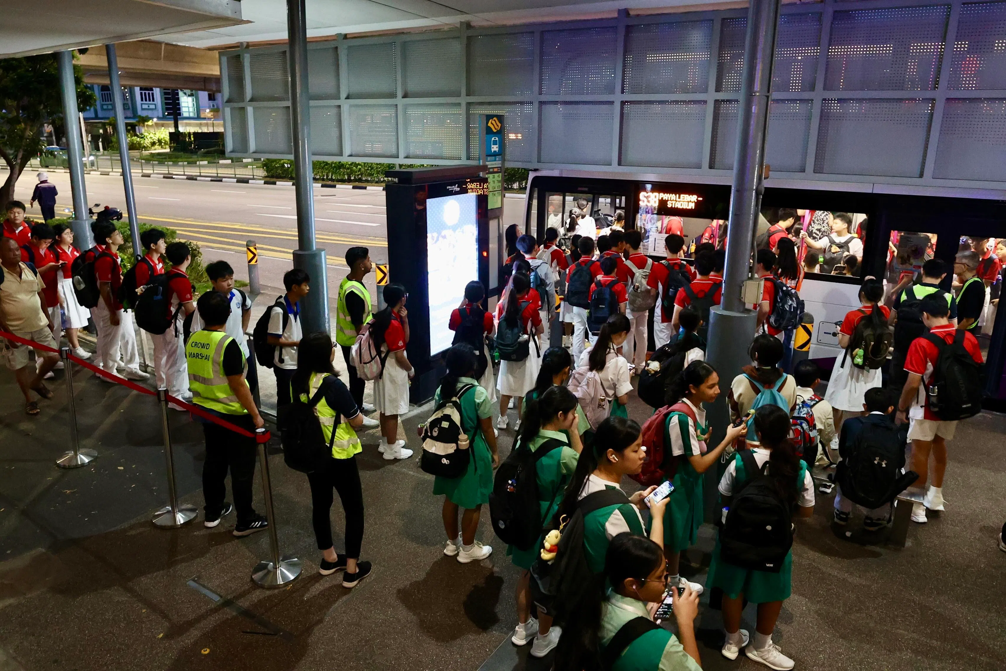 清晨6时15分，巴耶利峇地铁站外的接驳巴士站可见不少学生排队等候巴士。（邬福梁摄）