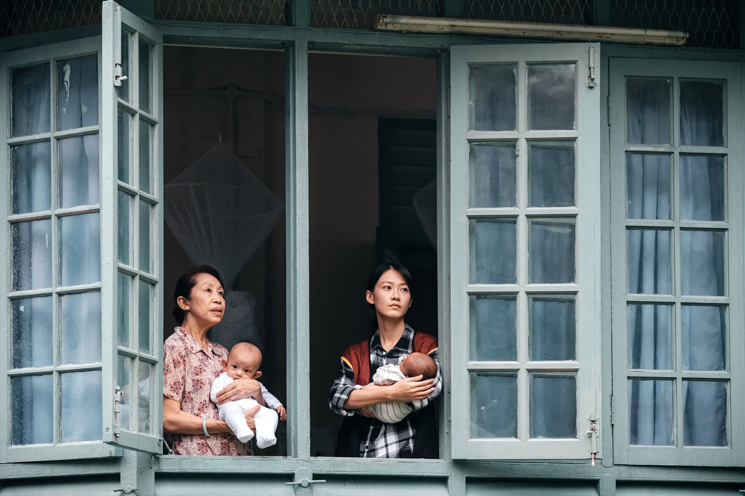 廖子妤（右）在片中饰演弃婴仓志工，自认有让宝宝安心不哭的能力。（新加坡华语电影节提供）