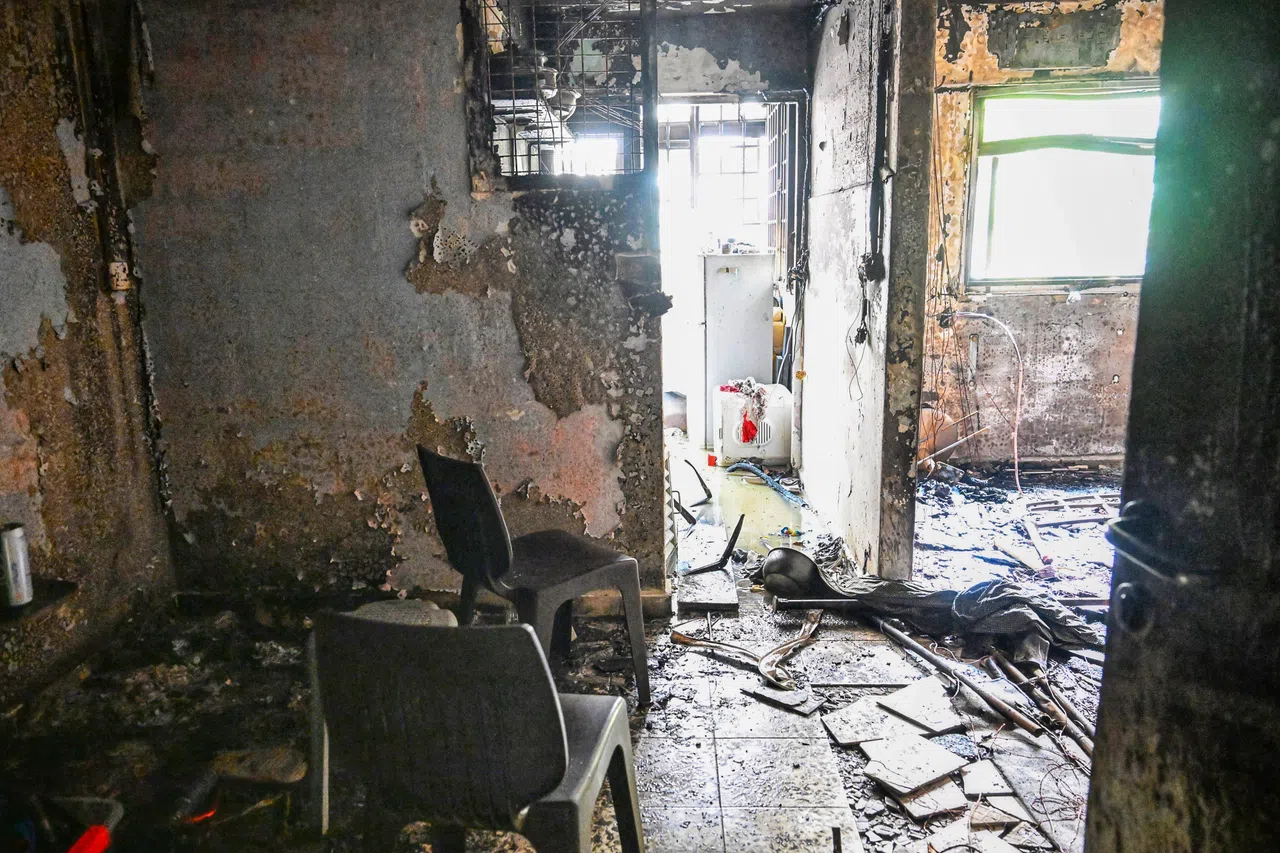 火患将屋内物品都焚烧殆尽，墙面也被烧毁，砖块裸露在外。（海峡时报）