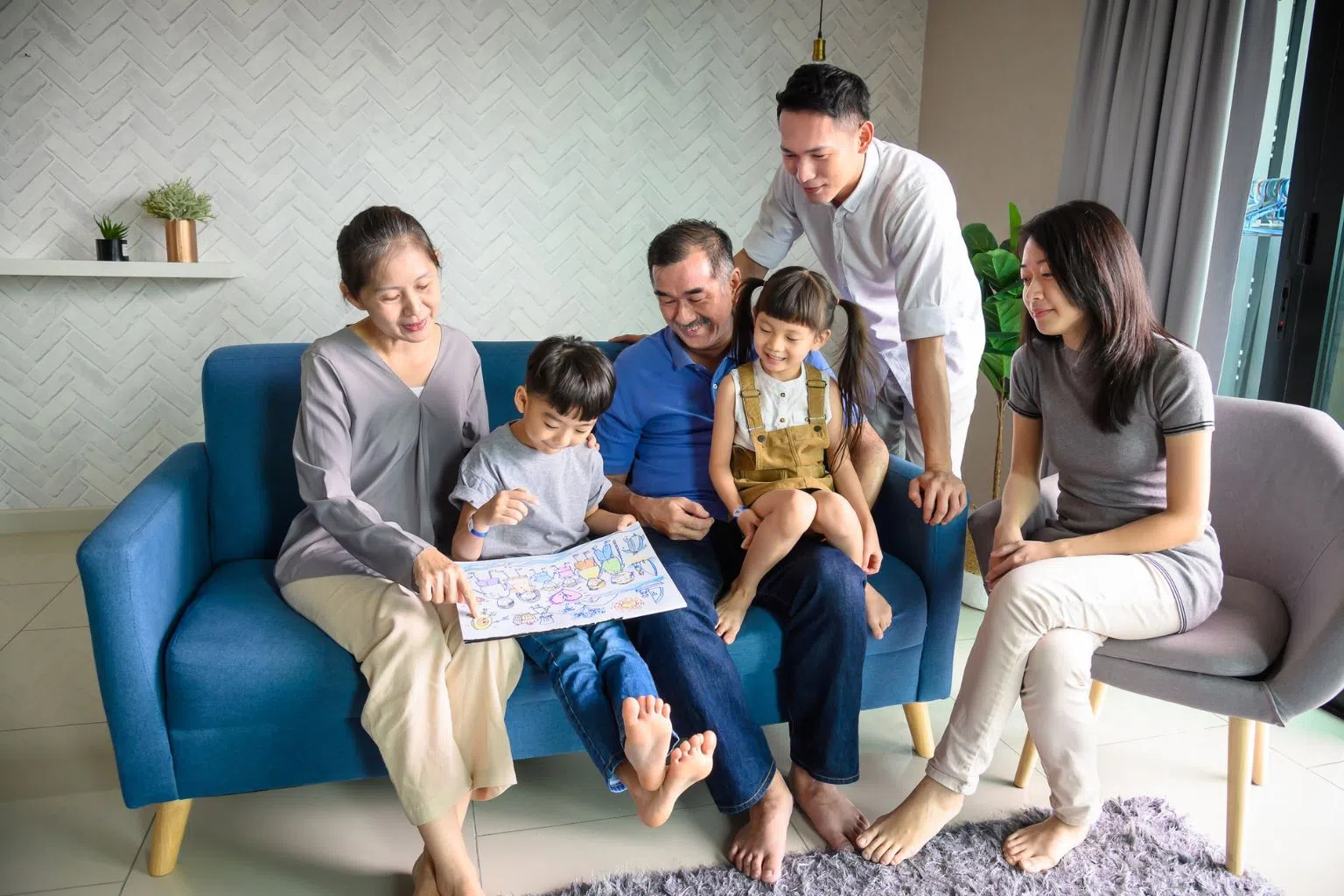 凭借灵活办公地点的安排，有年迈父母和幼小孩子的雇员可以在不调整工作时间表的情况下，花更多时间陪伴家人。（图/Getty Images）