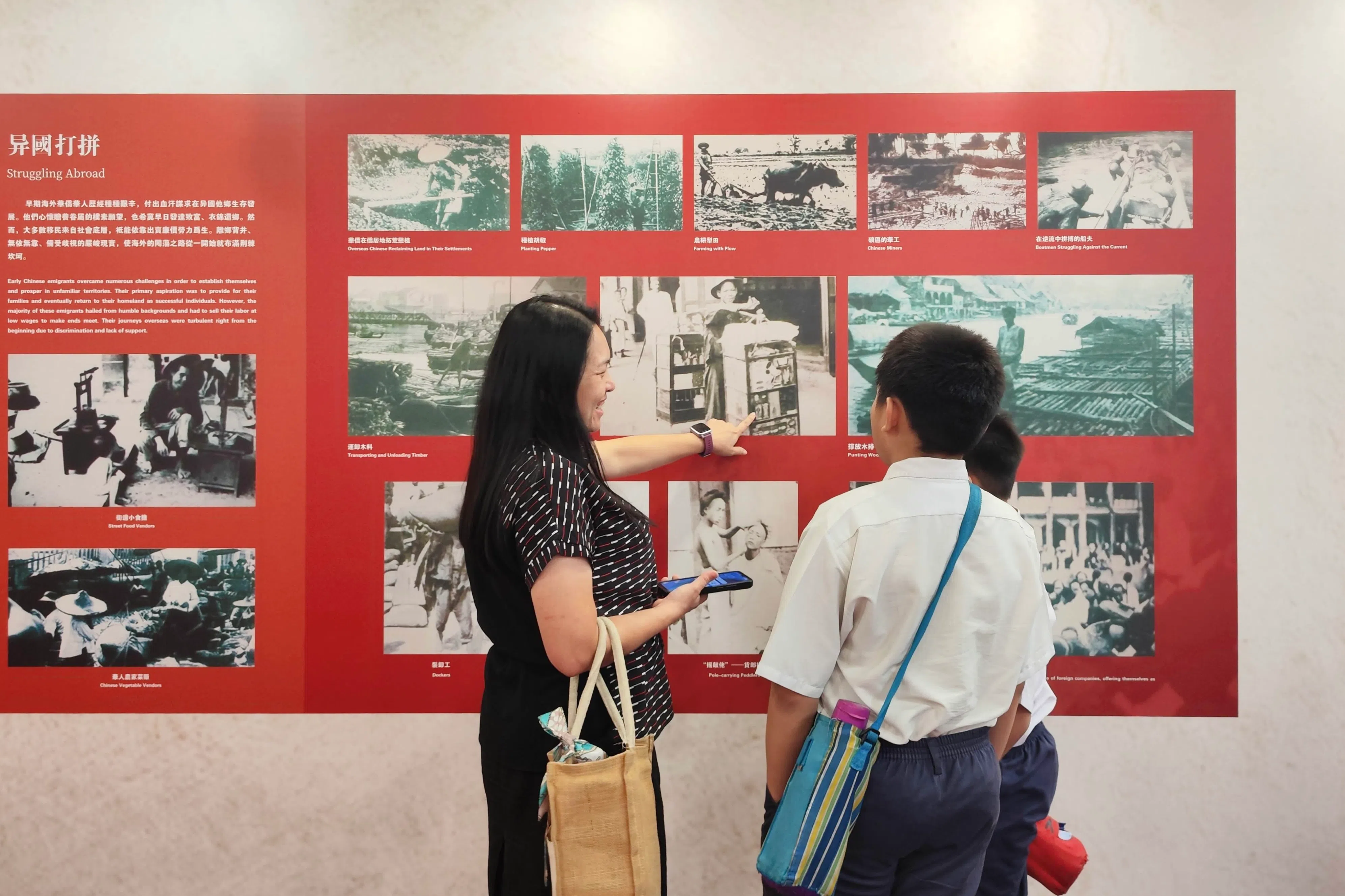 近200幅侨批及相关资料图片串起超百米长的主题展线。