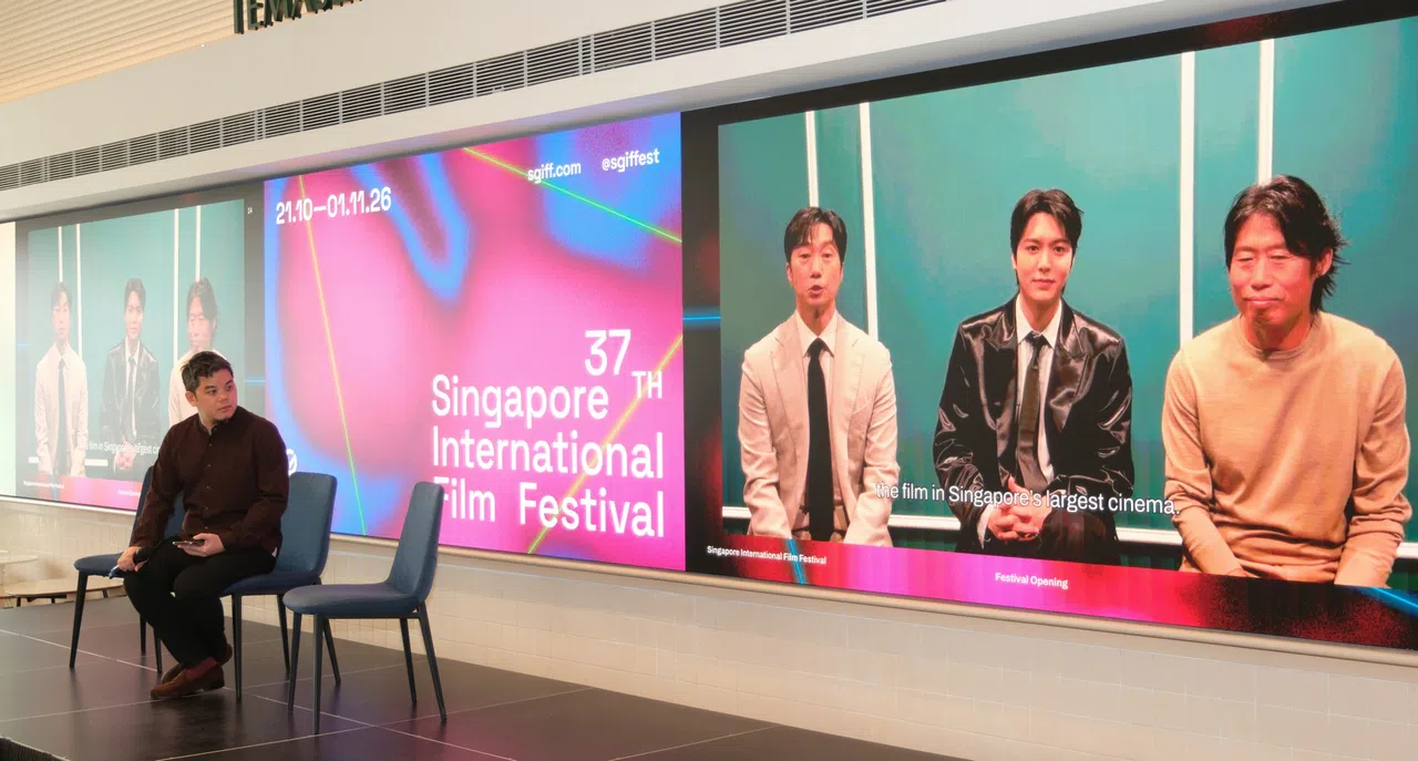 《暗杀者们》主要演员们在SGIFF37记者会上线上和现场媒体打招呼。（曾坤顺摄）