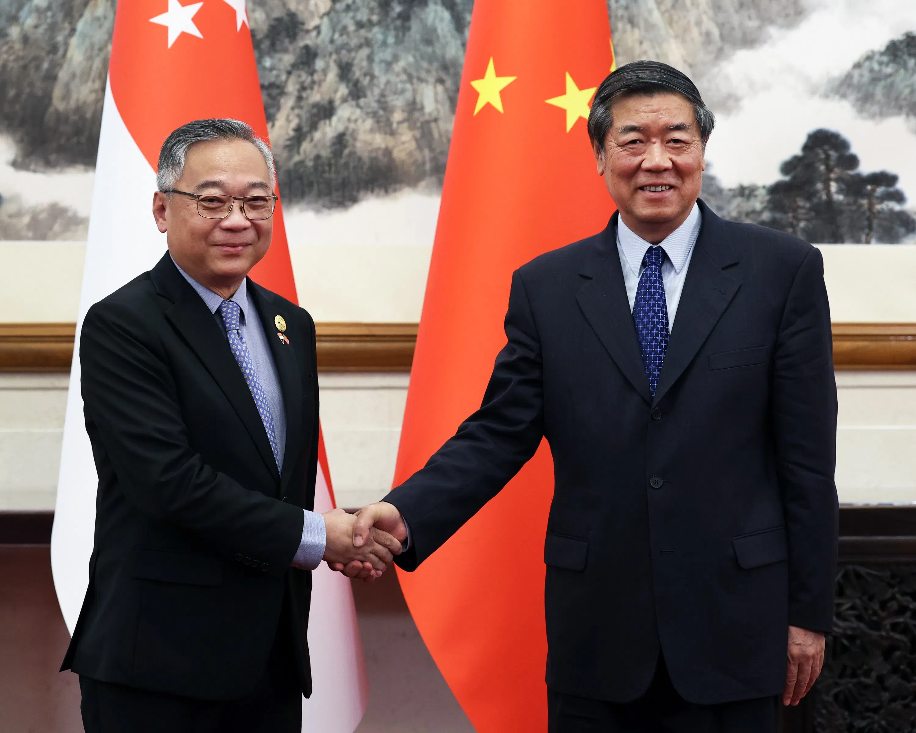 颜金勇（左）9月4日在北京钓鱼台国宾馆与中国副总理何立峰会面。（数码发展及新闻部提供）