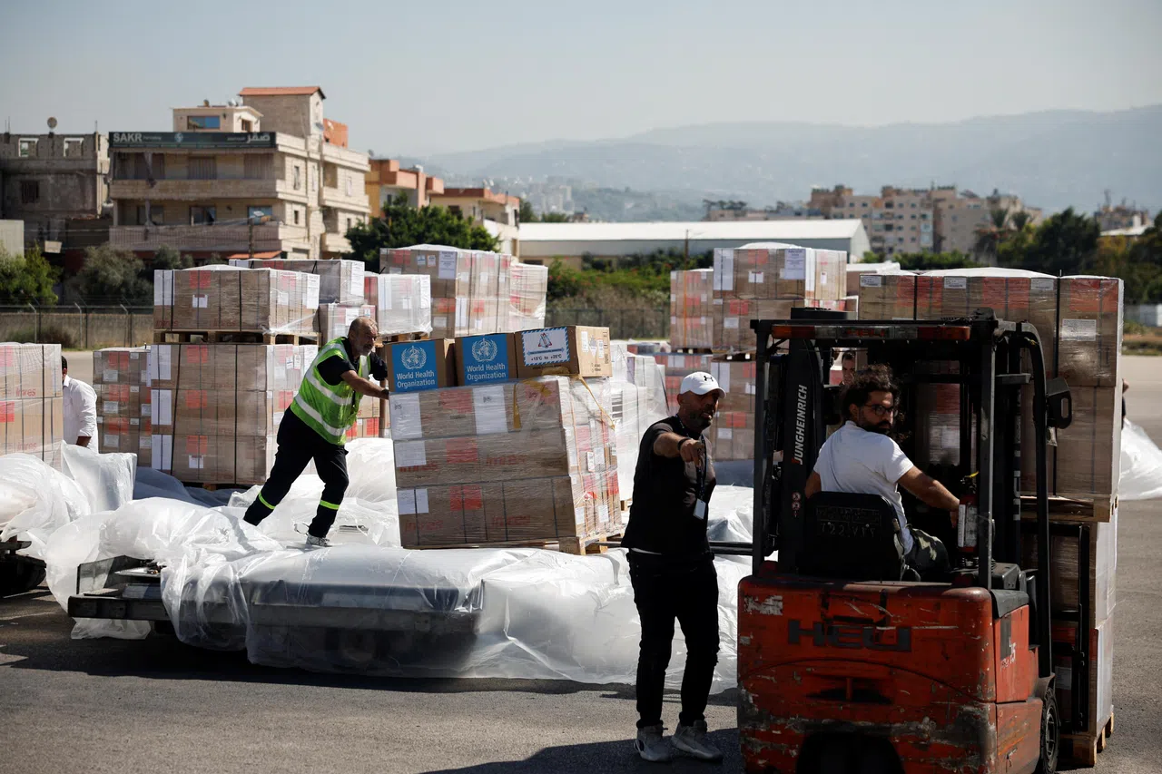10月4日，世界卫生组织和联合国难民署的物资抵达黎巴嫩贝鲁特的贝鲁特-拉菲克·哈里里国际机场。（路透社）