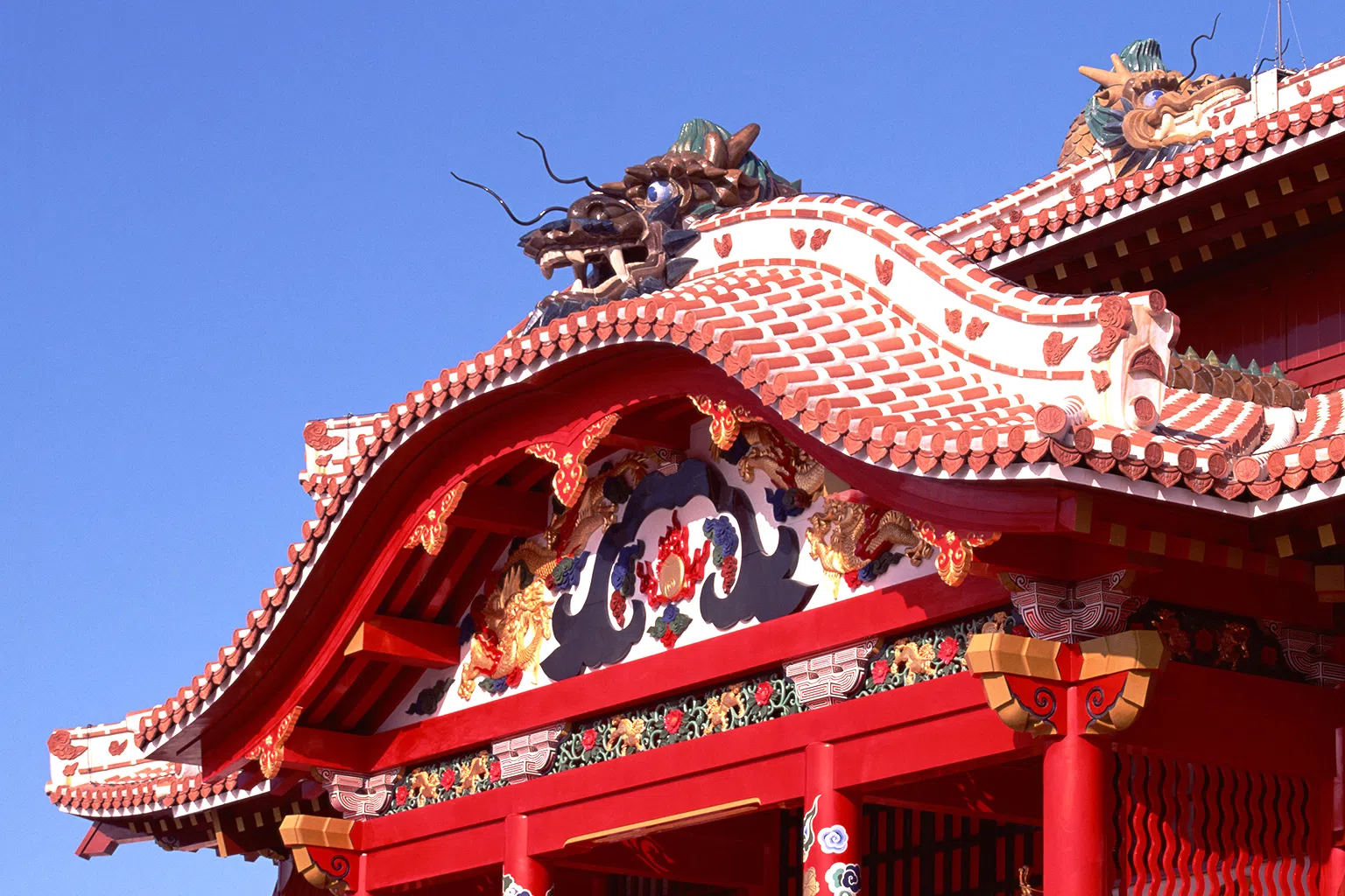 朱红城墙、飞檐斗拱，到日本冲绳游玩，别错过首里城独特的琉球建筑美学。（Getty Images）