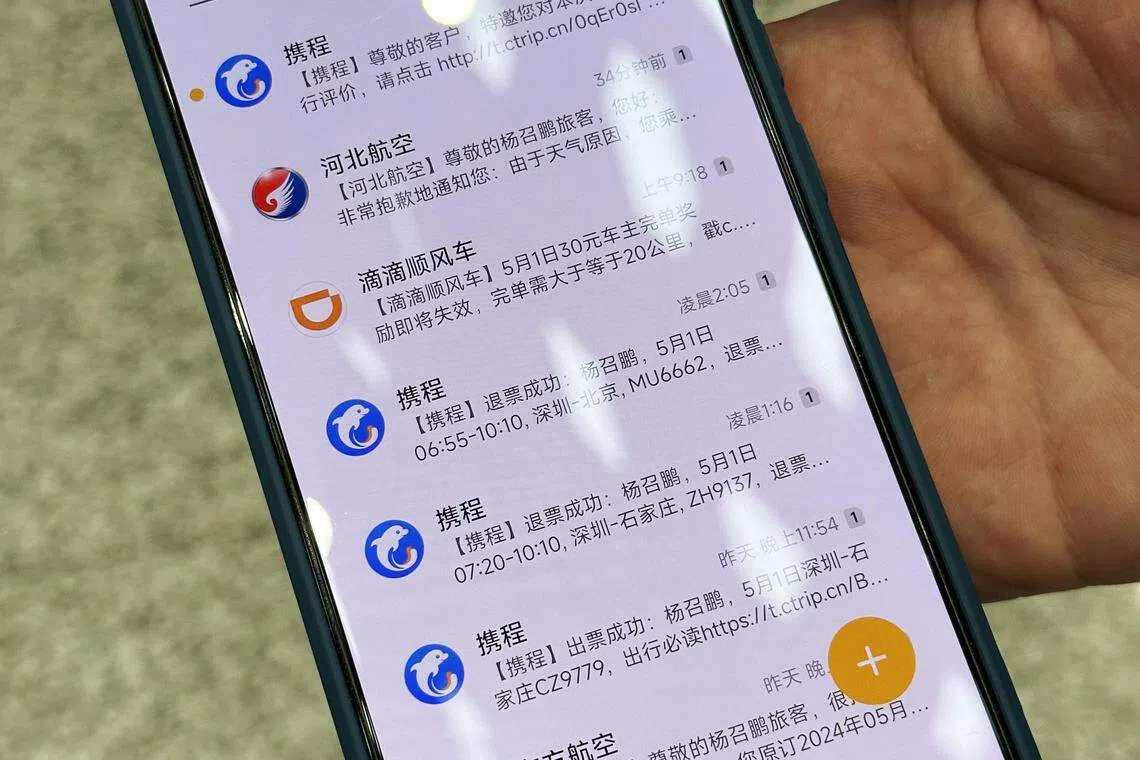 来自石家庄的杨召鹏24小时内经历了四次航班被取消。他在深圳宝安机场向本报记者出示航空公司发布航班取消的短信。（林煇智摄）