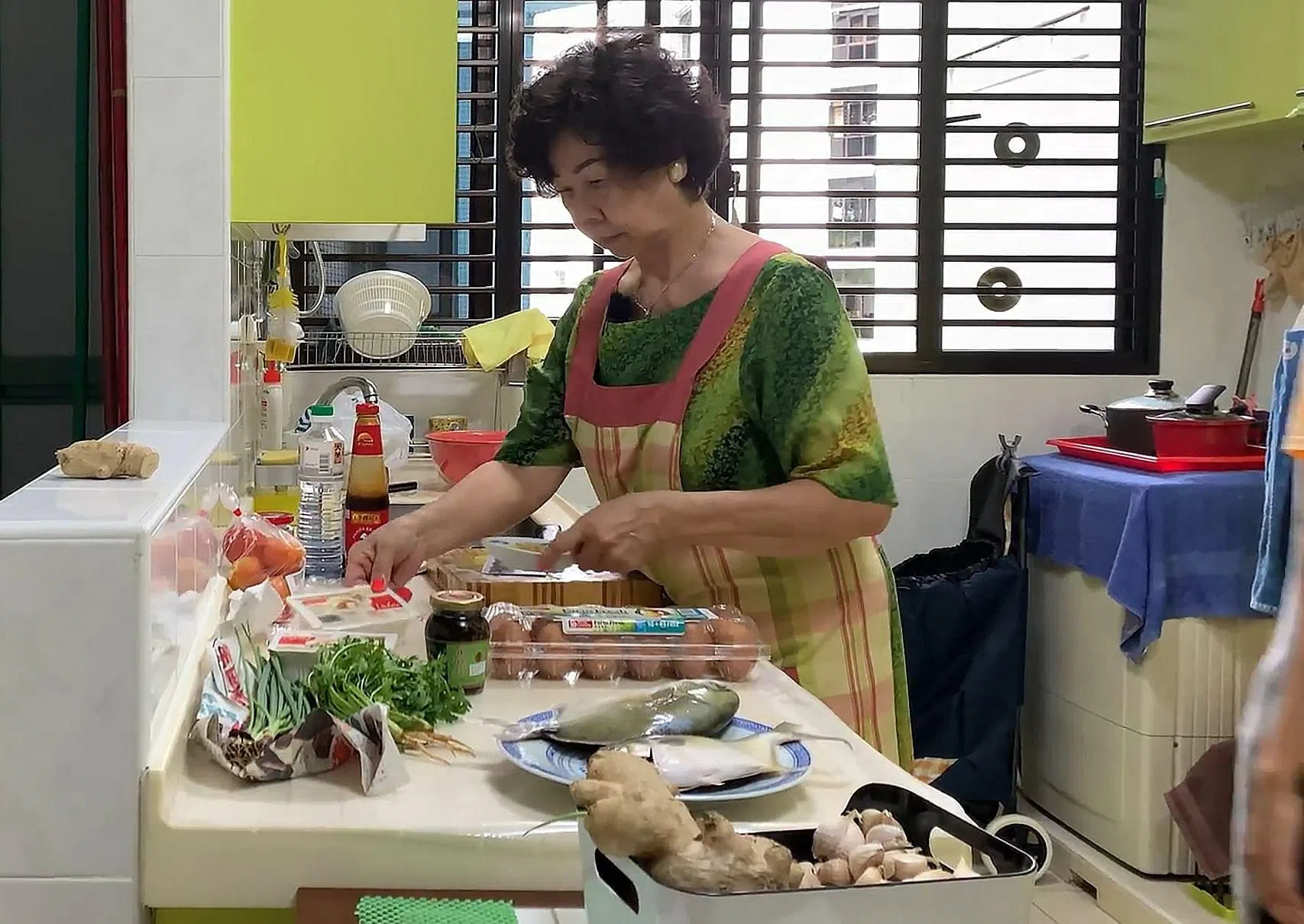 谢绣甄购物时会货比三家，食材打折时会多买一些。（陈渊庄摄）