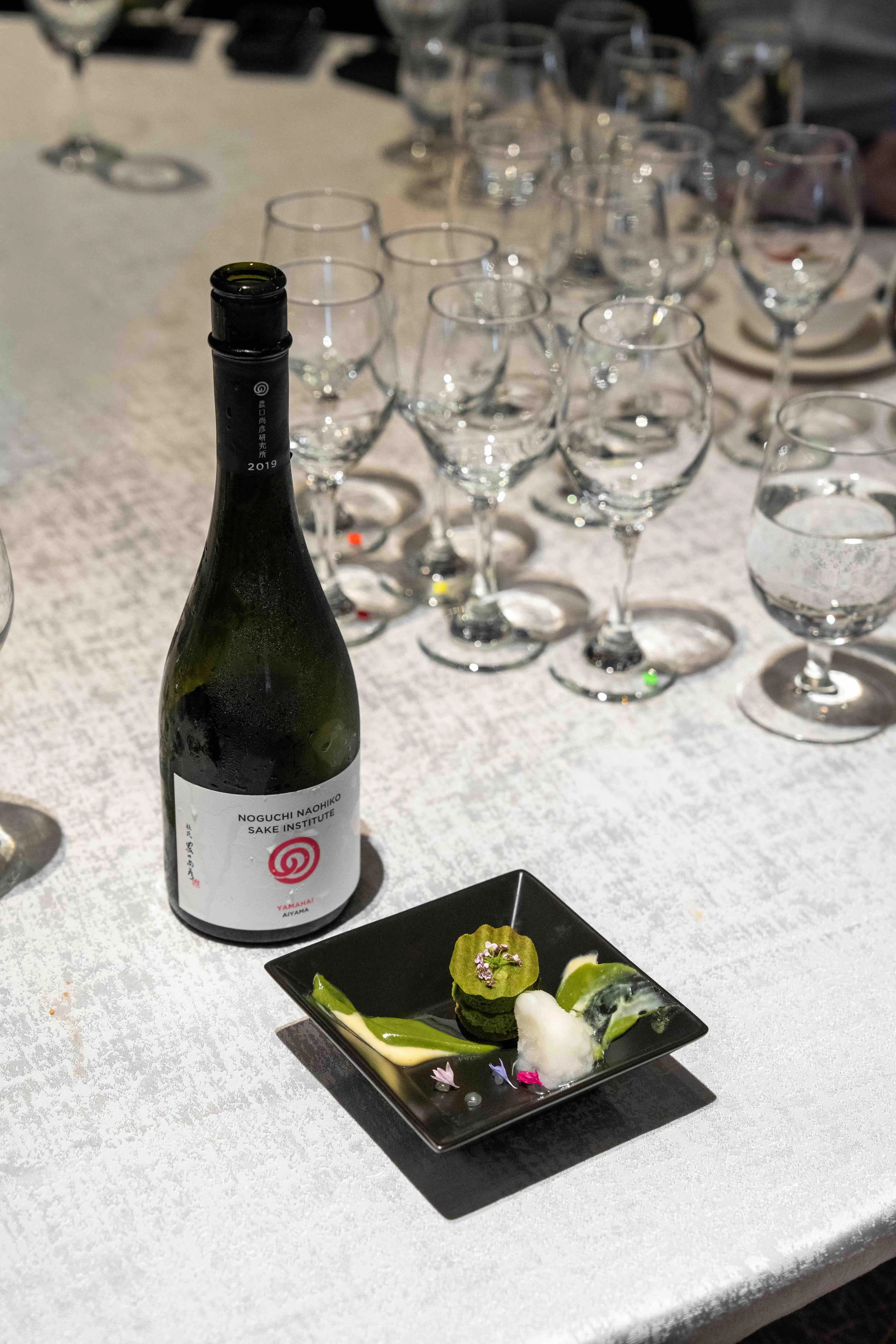 2am: dessertbar甜点“翡翠层”搭配农口尚彦研究所山废爱山无过滤生原酒2019年份纯米大吟酿。（JETRO Singapore提供）