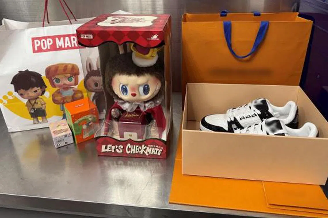 一人被发现未申报携带奢侈品和泡泡玛特（Pop Mart）玩具。（联合文告提供）