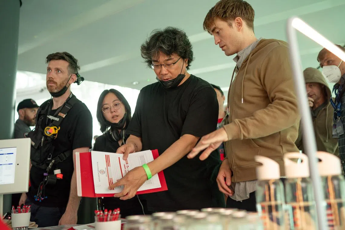 韩国导演奉俊昊（右二）执导，Robert Pattinson（右一）主演的《米奇17》，在韩国票房报捷。（华纳兄弟提供）