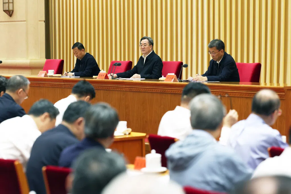 丁薛祥：严格中国教材编审出版管理 牢牢把握正确政治方向