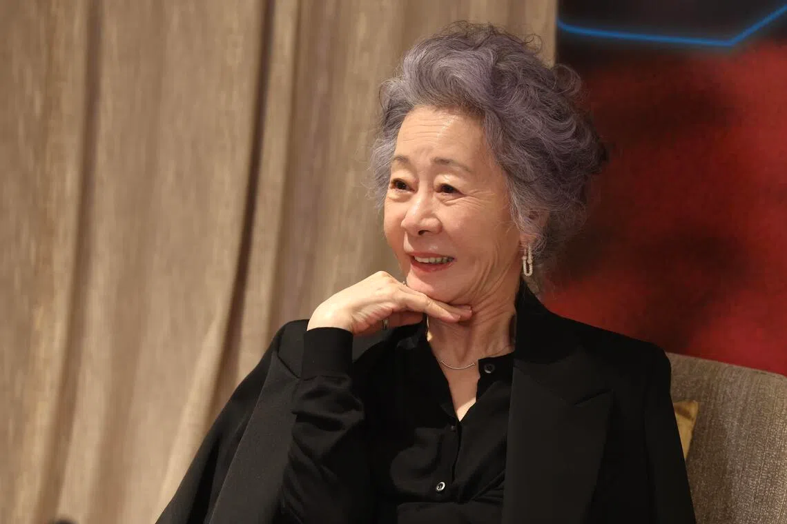 尹汝贞受访时以英语对谈如流，还不断笑称自己是一把年纪的老人家。（陈斌勤摄）