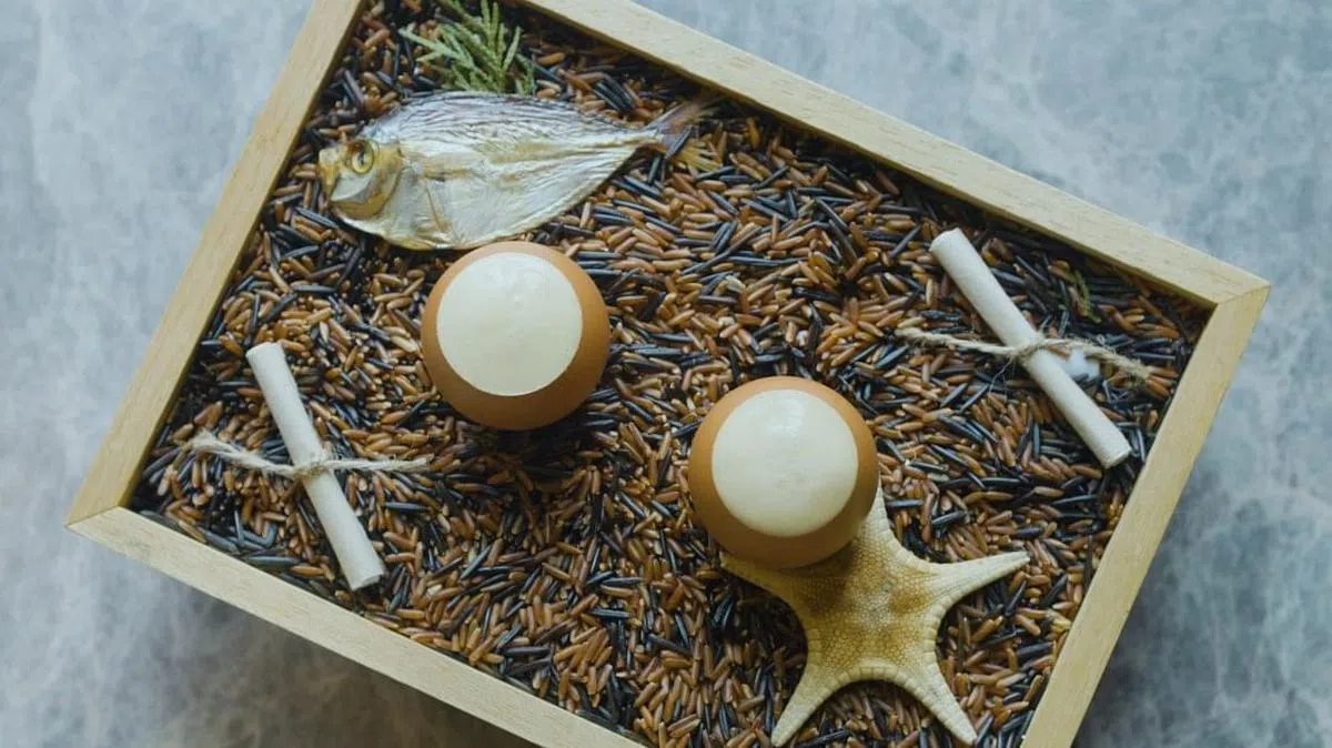 郑永麒为主持人烹煮了一道咸鱼和白菜的菜肴。（香港旅游发展局提供）