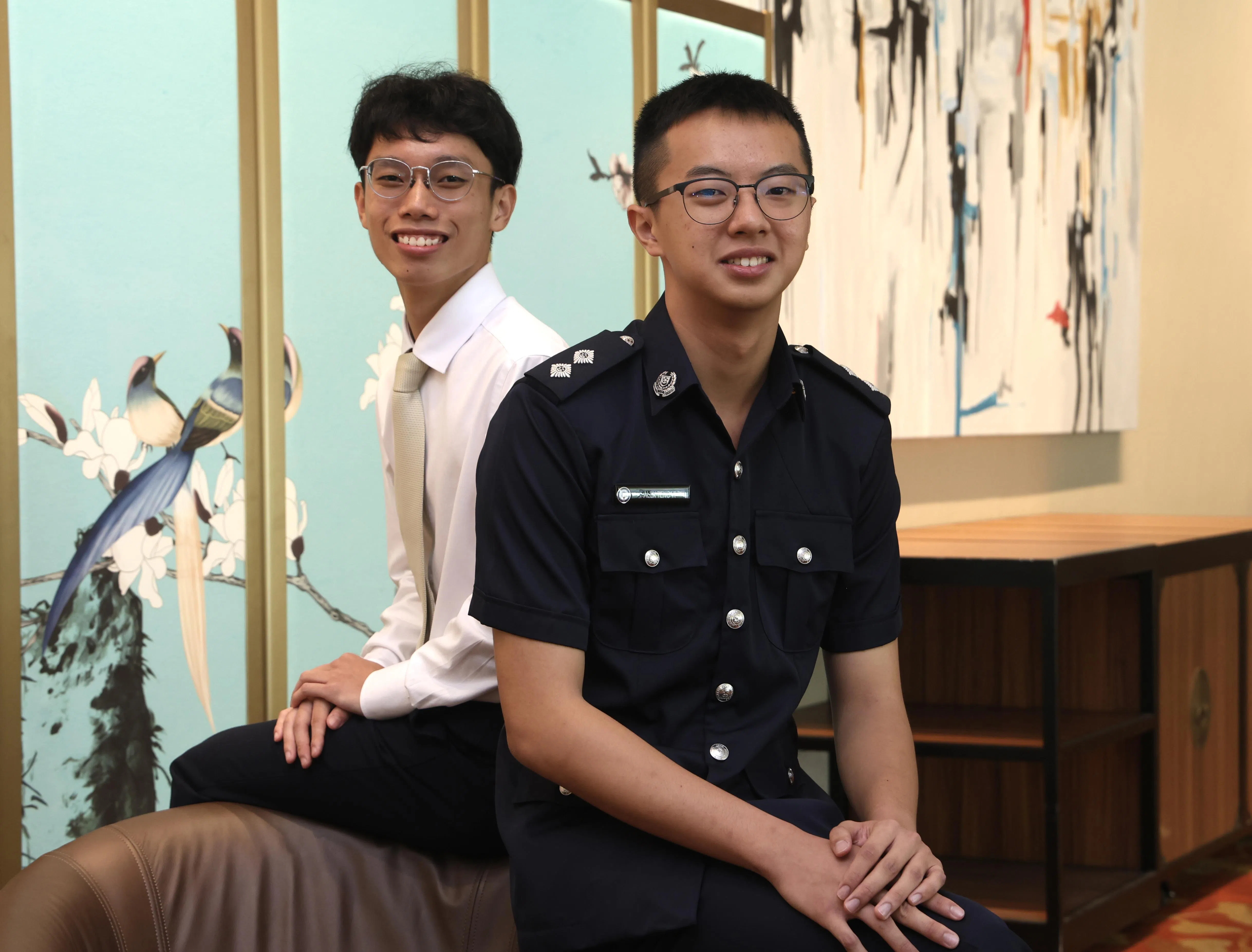 邓毅（右）和俞家荣分别获颁新加坡警察部队奖学金和内政科技局奖学金。（邬福梁摄）