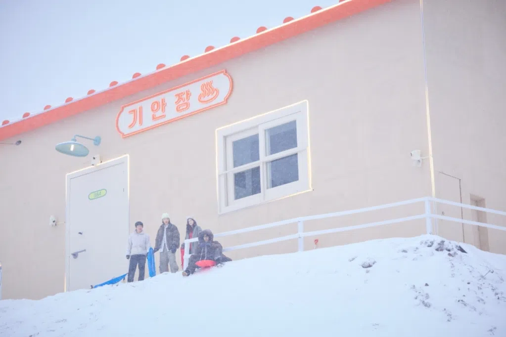 雪地里的巨型民宿 大门5米高冰箱是床铺