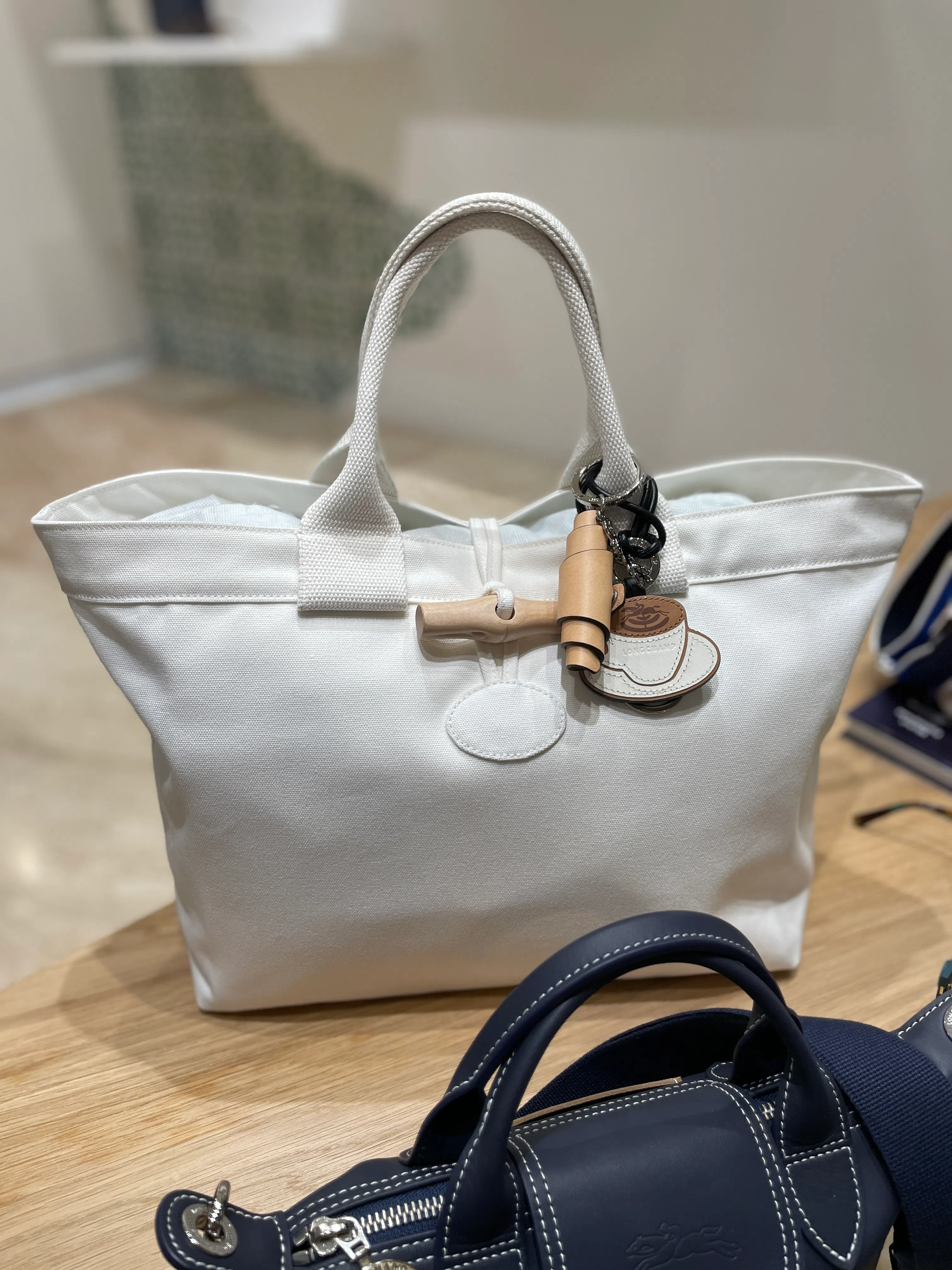 全白帆布竹扣Le Roseau包。（林方伟摄）