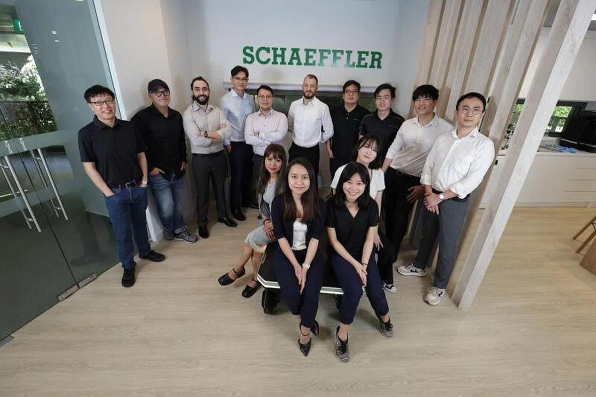 舍弗勒DEX机器人设计团队，组长蔡诗恩（前排右一）与监督黄宏议博士（后排左一）。（Schaeffler提供）