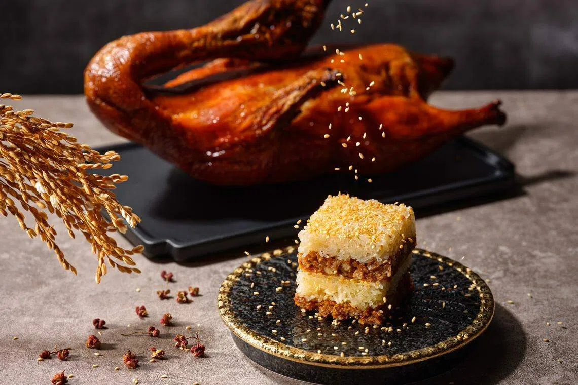 四川豆花饭庄的香酥椒盐糯米鸭，一层鸭肉一层糯米。（餐馆提供）