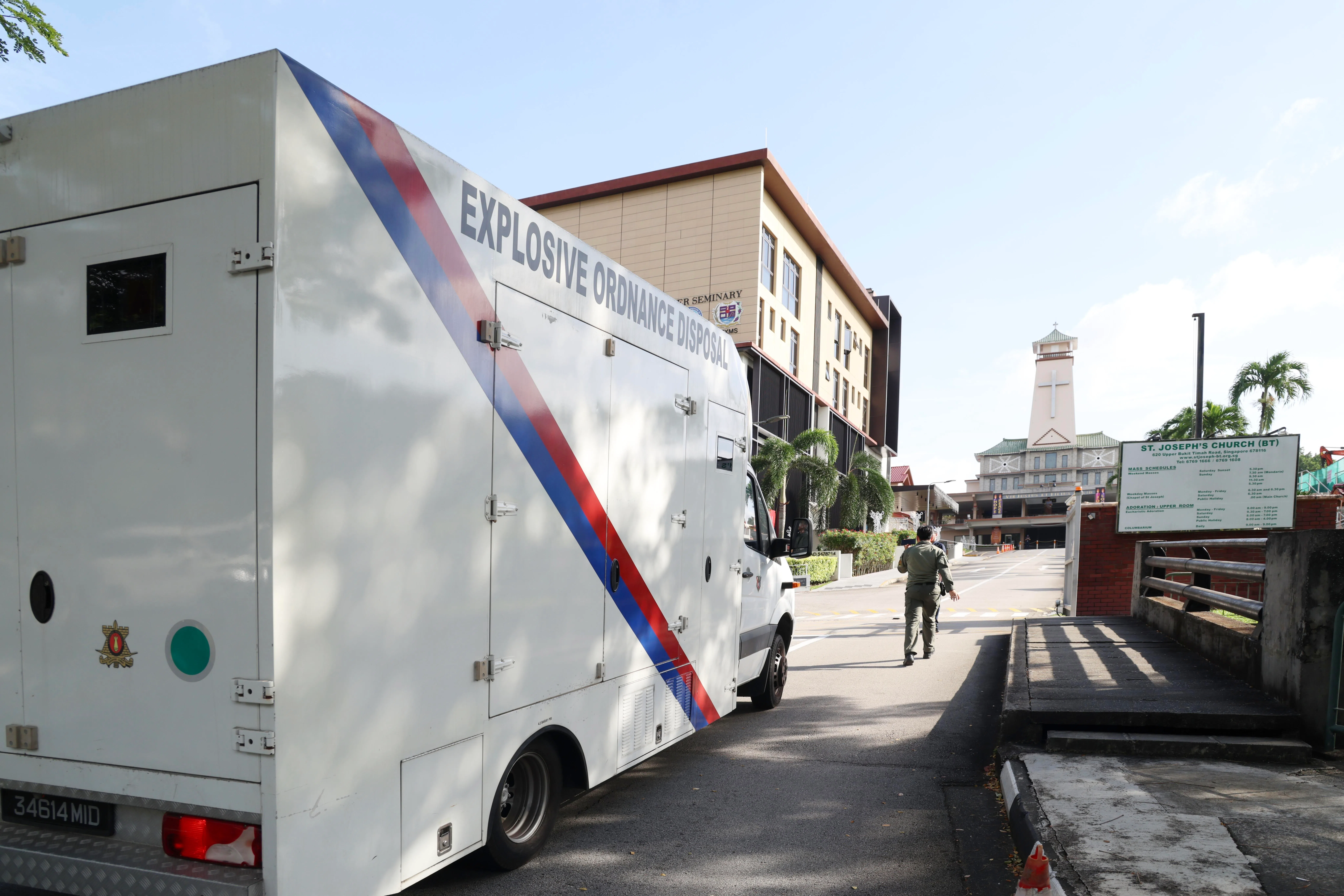 《联合早报》记者约9时30分抵达现场时，新加坡武装部队军火拆爆组（Explosive Ordnance Disposal）的专车正好驶入教堂。（郑一鸣摄）