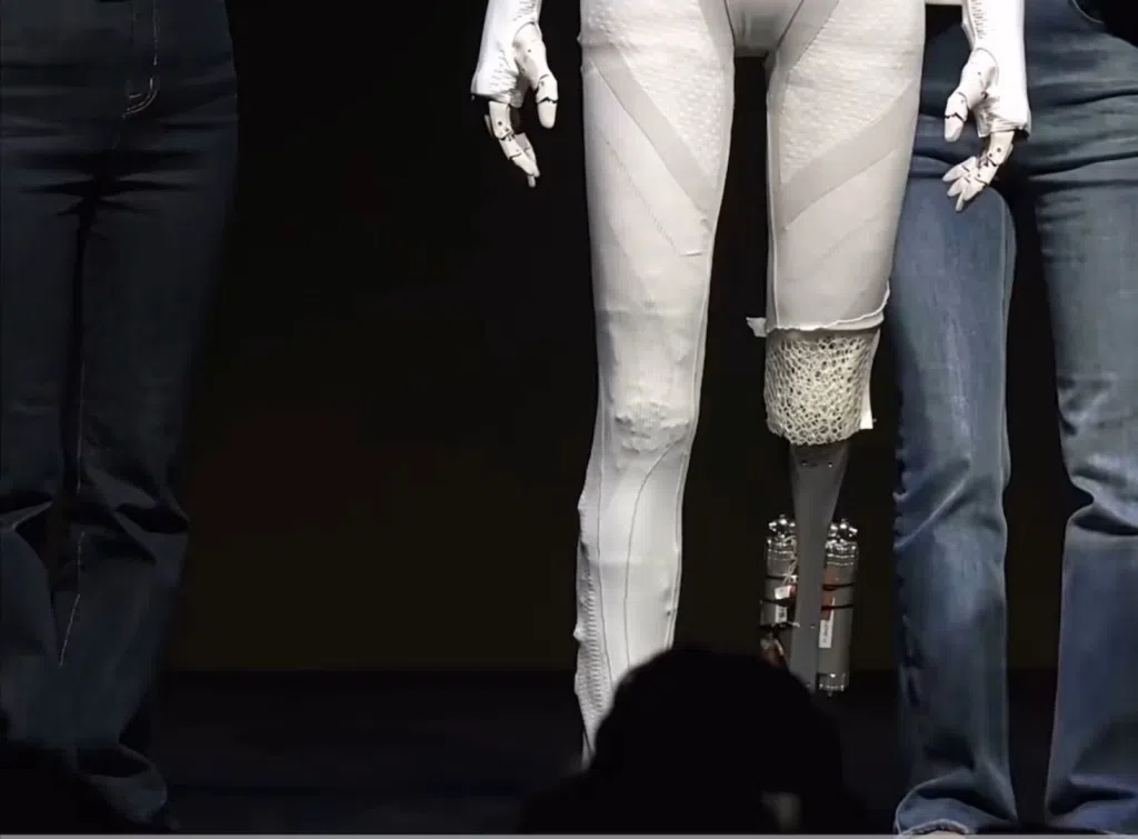 小鹏星期四（11月6日）晚就“全新一代IRON机器人是否内藏真人”等质疑再次回应，并在机器人IRON通电运行状态下，现场剪开其腿部复盖件，公开展示内部的机械结构。（互联网）