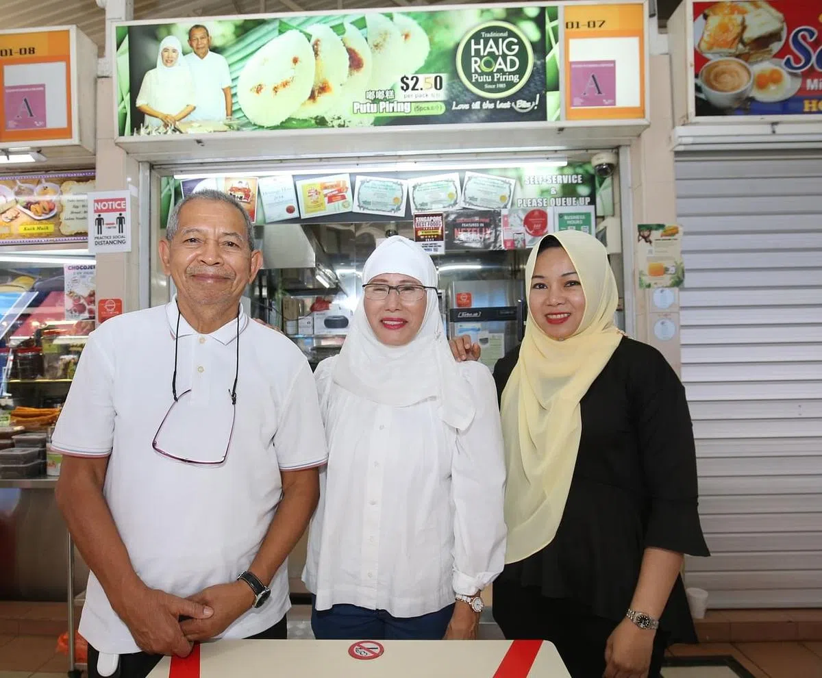 Haig Road Putu Piring的第五代努尔爱莎（右一）跟父母一起经营家族生意。（邬福梁摄）