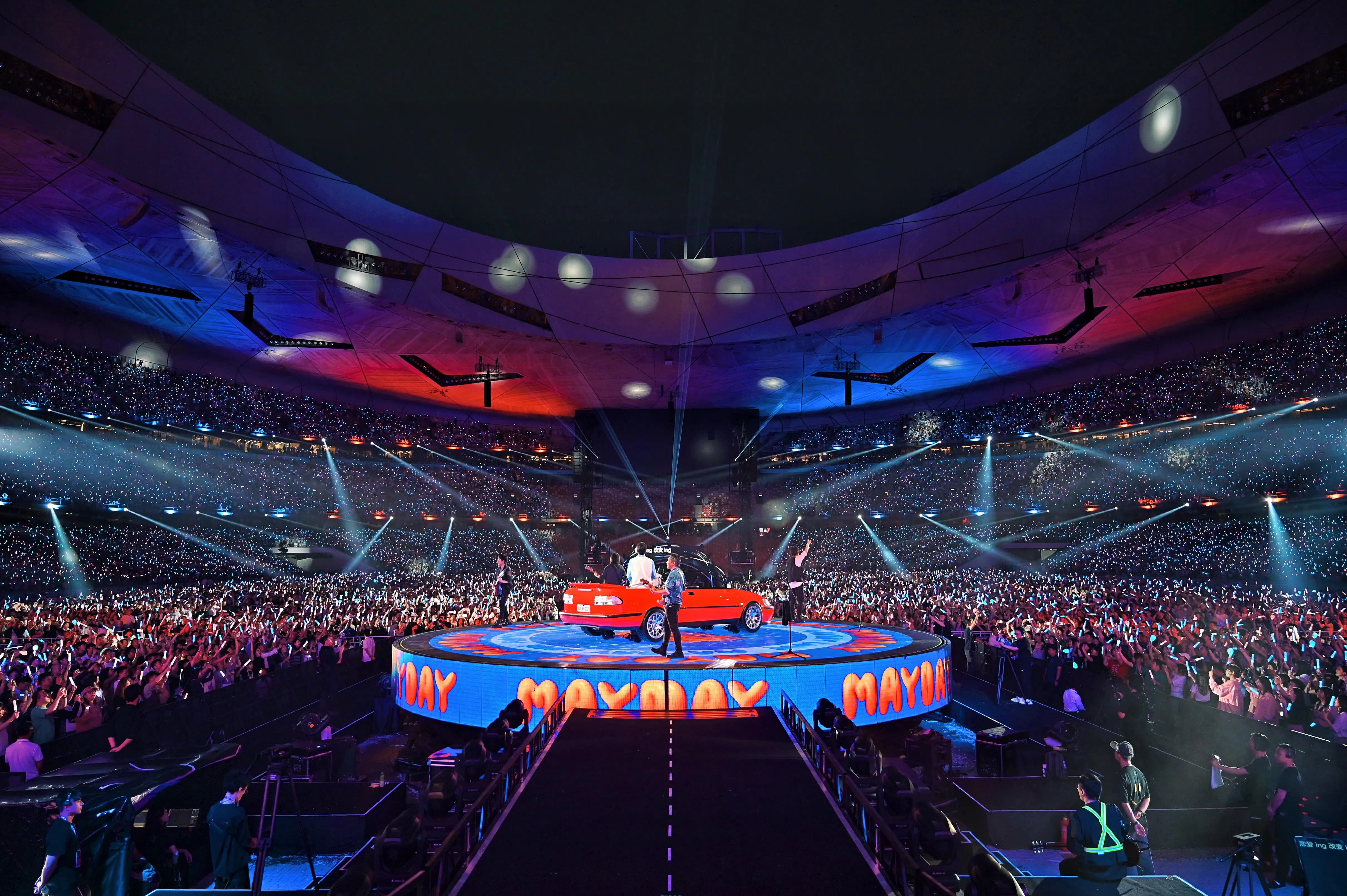 绚烂夺目的视觉特效让演出加分不少。（相信音乐提供）