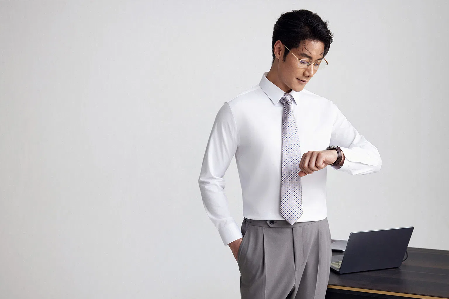 通勤也能挺括有型，会议之后依然清爽有度——“3D立体免烫衬衫”让男士全天候自在应对生活节奏，不熨也出众。（图/金利来提供）