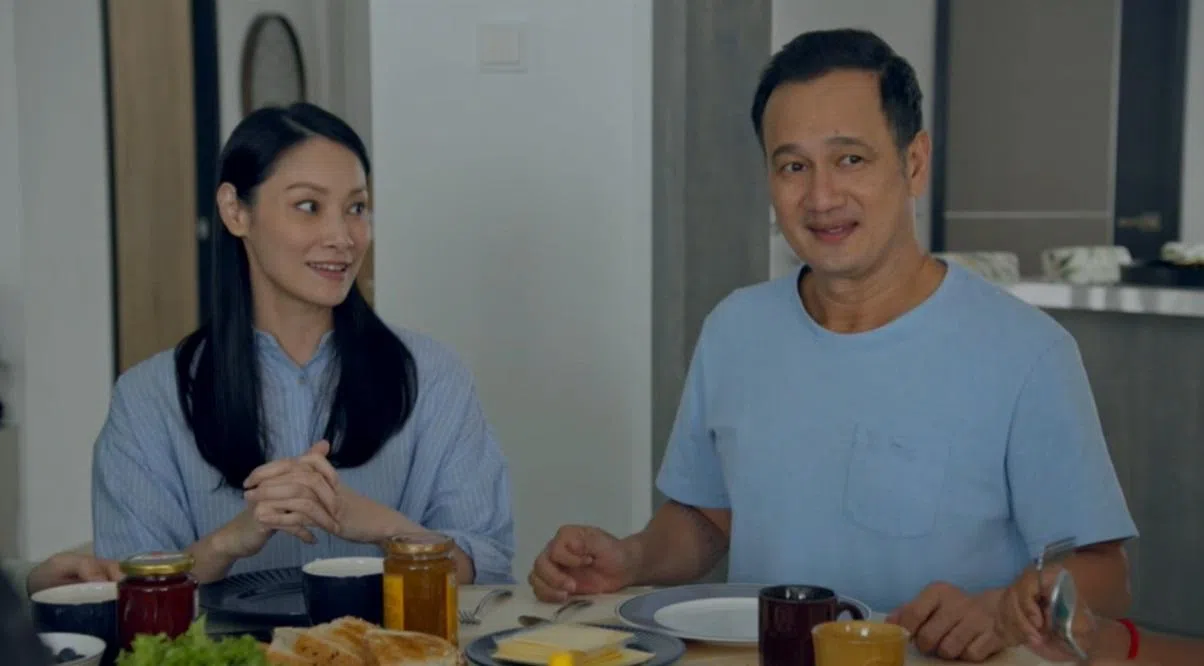 吉娜（左）和葛米星在英语长寿剧“Sunny Side Up”中饰演夫妻。（新传媒提供）