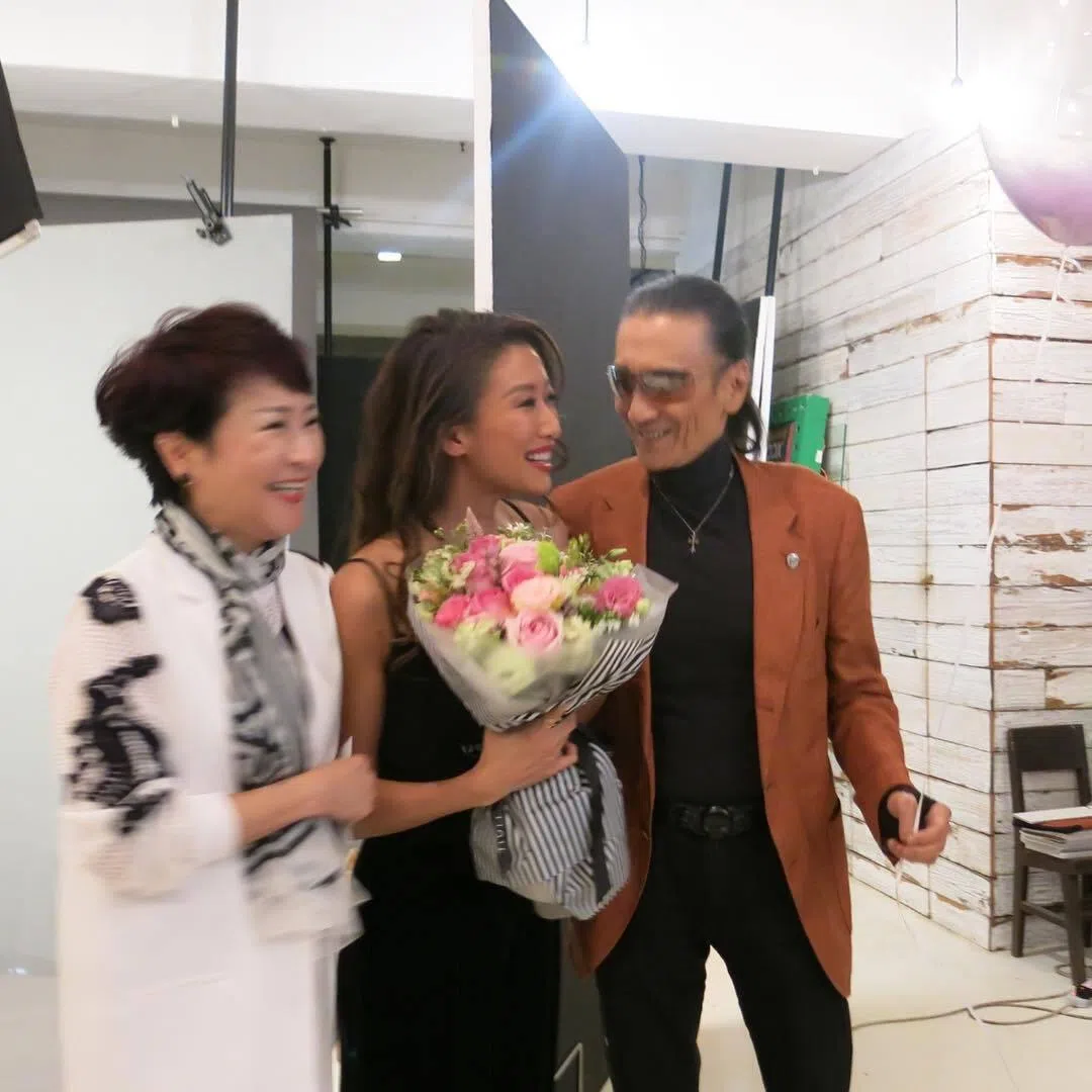 谢贤（右）与狄波拉（左）离婚后仍保持友好关系。（取自谢婷婷IG）