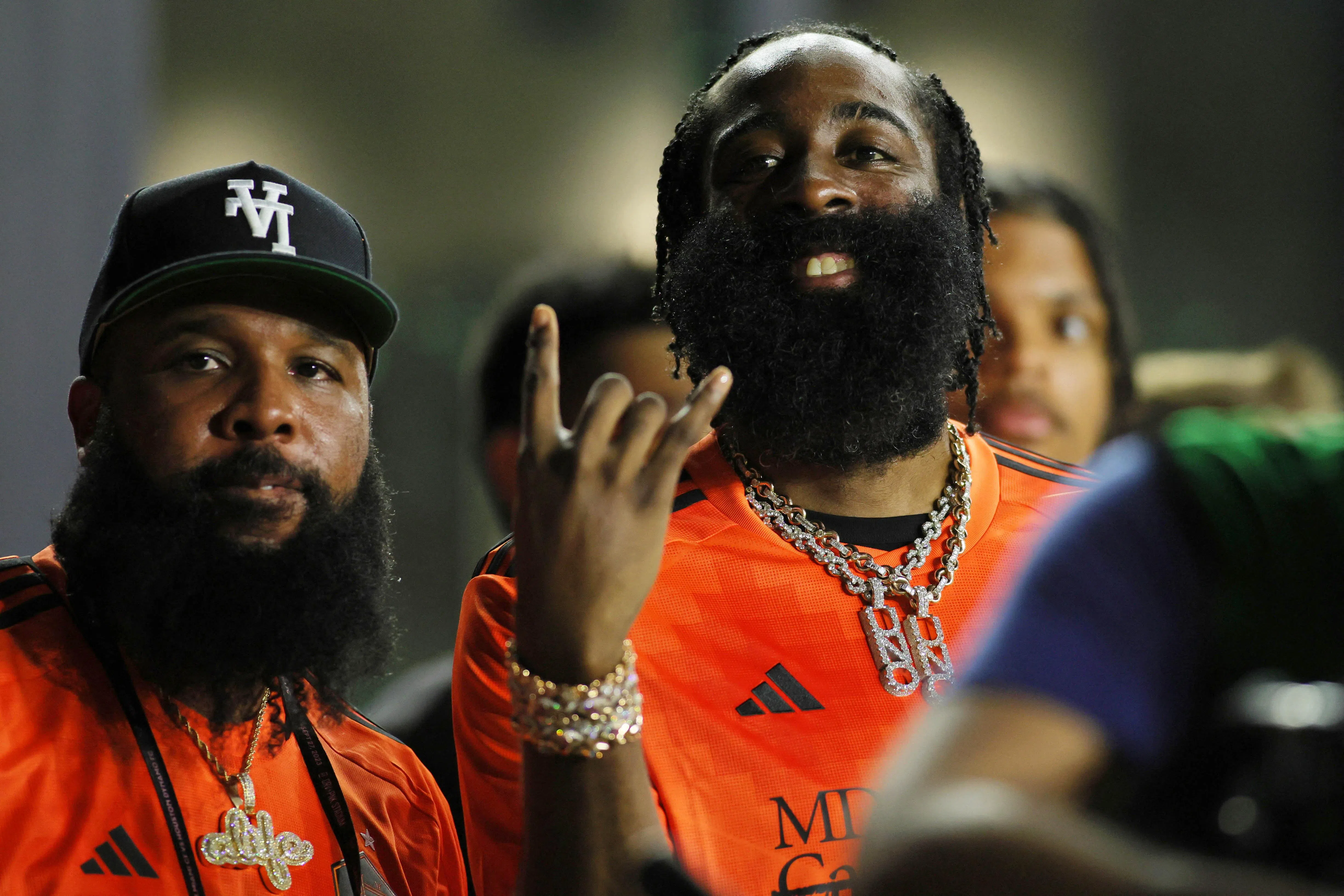 哈登（右）表示自己和76人总裁莫雷关系已无法修复。图为哈登在9月27日出席休斯敦发电机对垒迈阿密国际的足球赛，他也是休斯敦发电机的小股东。（路透社）