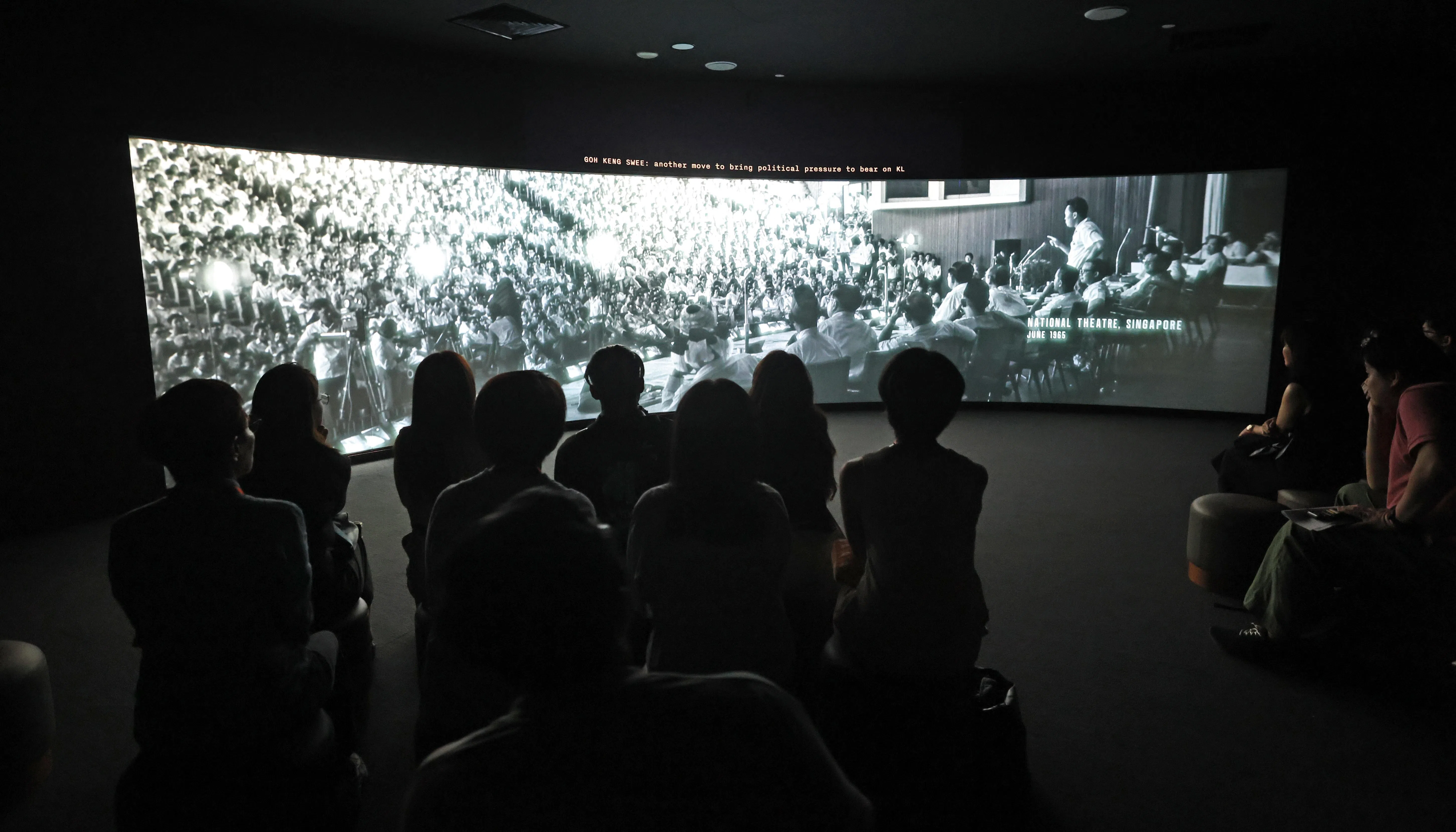 “历史见证厅”（ROOM）是“《信天翁档案》：解密独立史”展览的放映区，通过纪录剧情片等沉浸式叙事手法，结合档案影像、口述历史与重演片段，让访客更细腻地了解新马分家过程，以及关键人物所做的抉择。（陈渊庄摄）