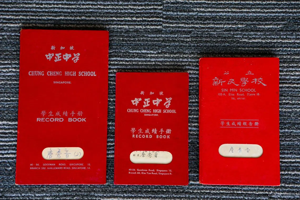 詹维言（原名詹秀音）在公立新民学校（巴西立）完成小学教育后到中正中学上中学和高中，求学时期的成绩册保存至今。（林明顺摄）