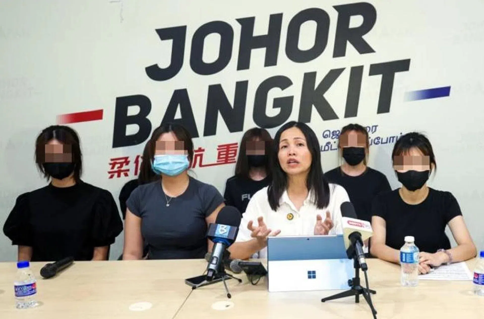 六名受害者4月12日在古来国会议员张念群陪同下，召开记者会。（南洋商报）