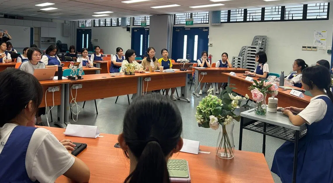 三名学姐担任辩论会决赛评委，为比赛增添看头和深度。图为评审团在现场给参赛者提供反馈，评审席左起：华文部主任兼辩论比赛评委刘燕燕、学姐邓智文、学姐王雯君，以及学姐张新月。（圣尼各拉女校提供）