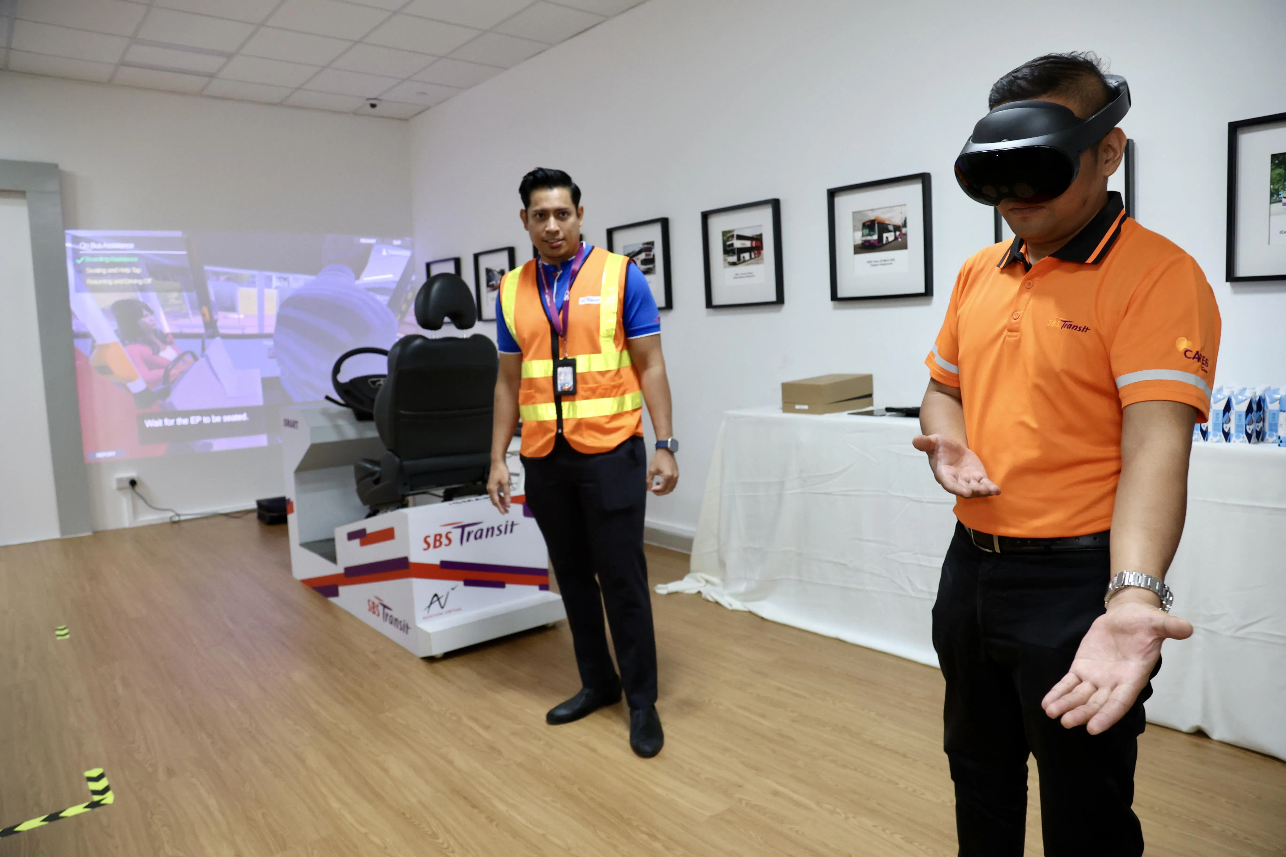 学员使用iSMART模拟器，练习协助需要帮助的乘客时，得做出指定动作并与乘客沟通，才能通过测试。（邝启聪摄）