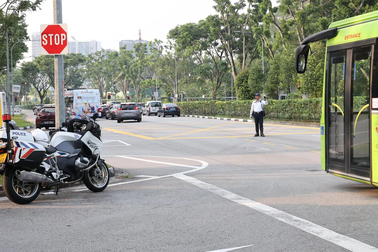 交警星期二早上到场指挥交通，确保疏散情况顺利进行。（唐家鸿摄）