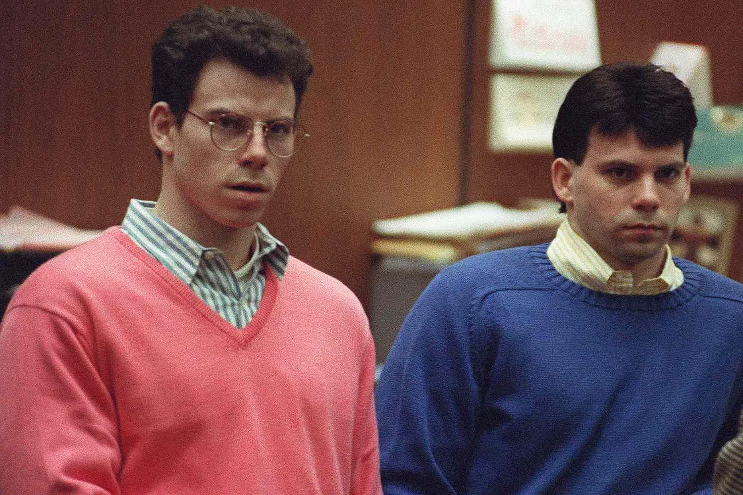 在纪录片《梅内德斯兄弟》，艾瑞克（左）和莱尔当年刻意在法庭上穿毛衣洗白傲慢形象，大众却觉得他们在“装”亲民。（互联网）