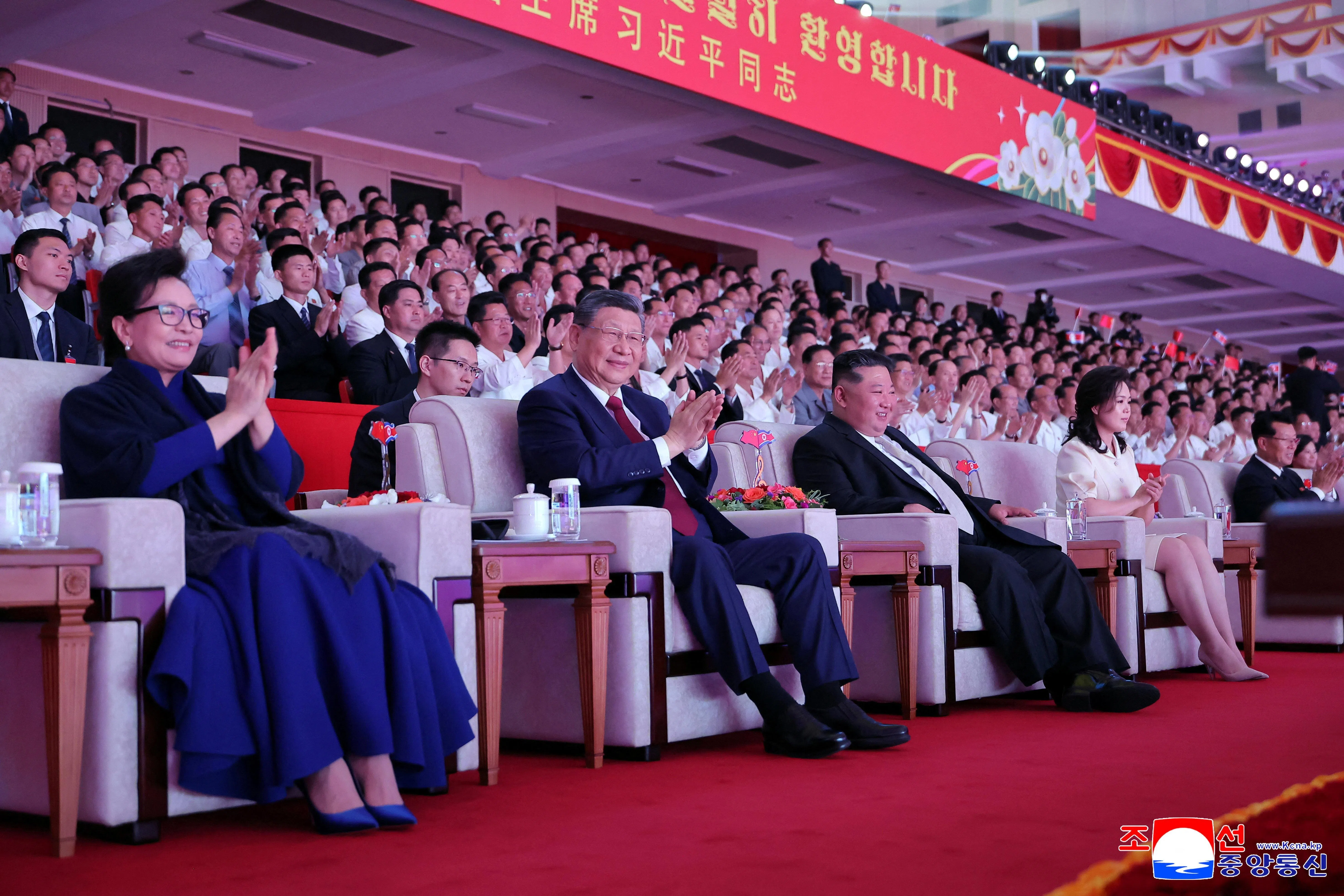 习近平夫妇在金正恩夫妇陪同下，观看朝鲜专场文艺演出。（路透社）