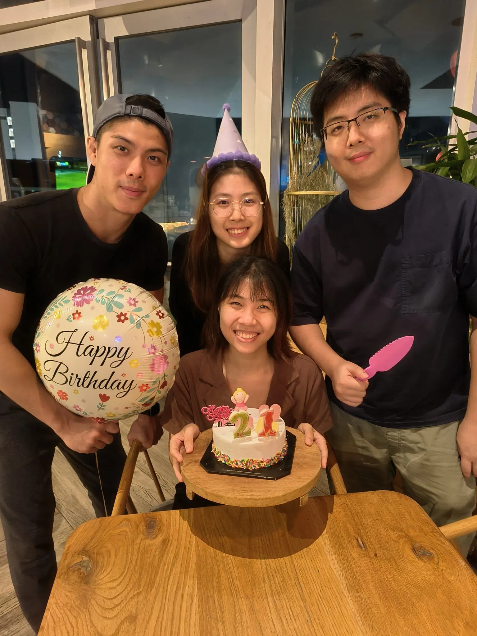 钱昶均与前妻育有四个孩子，（后排左起）长子钱炯旭、长女钱佳莹、次子钱炯年和小女儿钱佳蓉（前者）。（受访者提供）