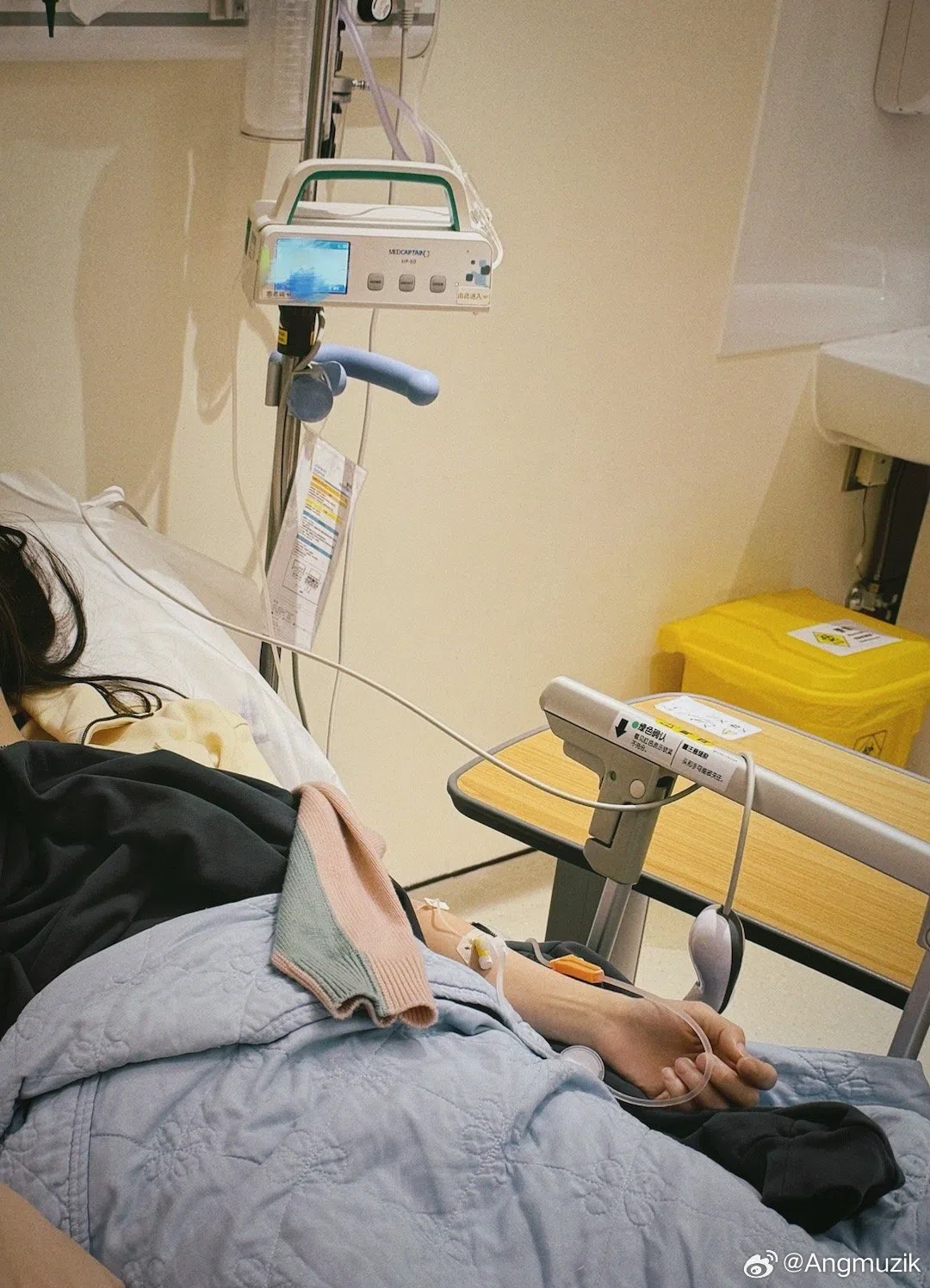 张韶涵抱病上阵。（取自张韶涵工作室微博）