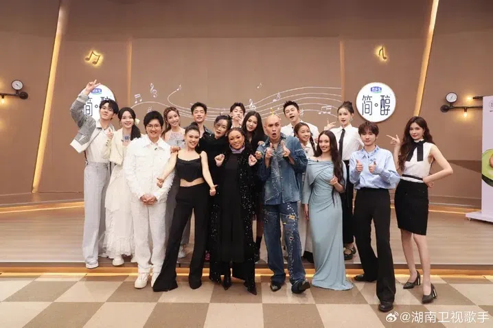 《歌手2024》集合多位大咖歌手竞技，孙楠（前排左一）、那英（后排左五）、汪苏泷（前排右二）贡献最多话题。（取自节目官方微博）