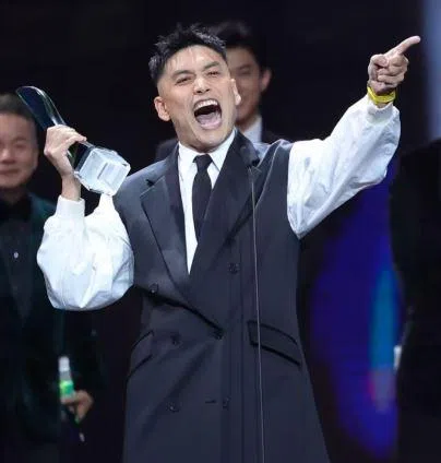 DJ吴万隆（Jeff Goh）在红星大奖2023拿下十大最受欢迎男艺人奖。（视屏画面截图）